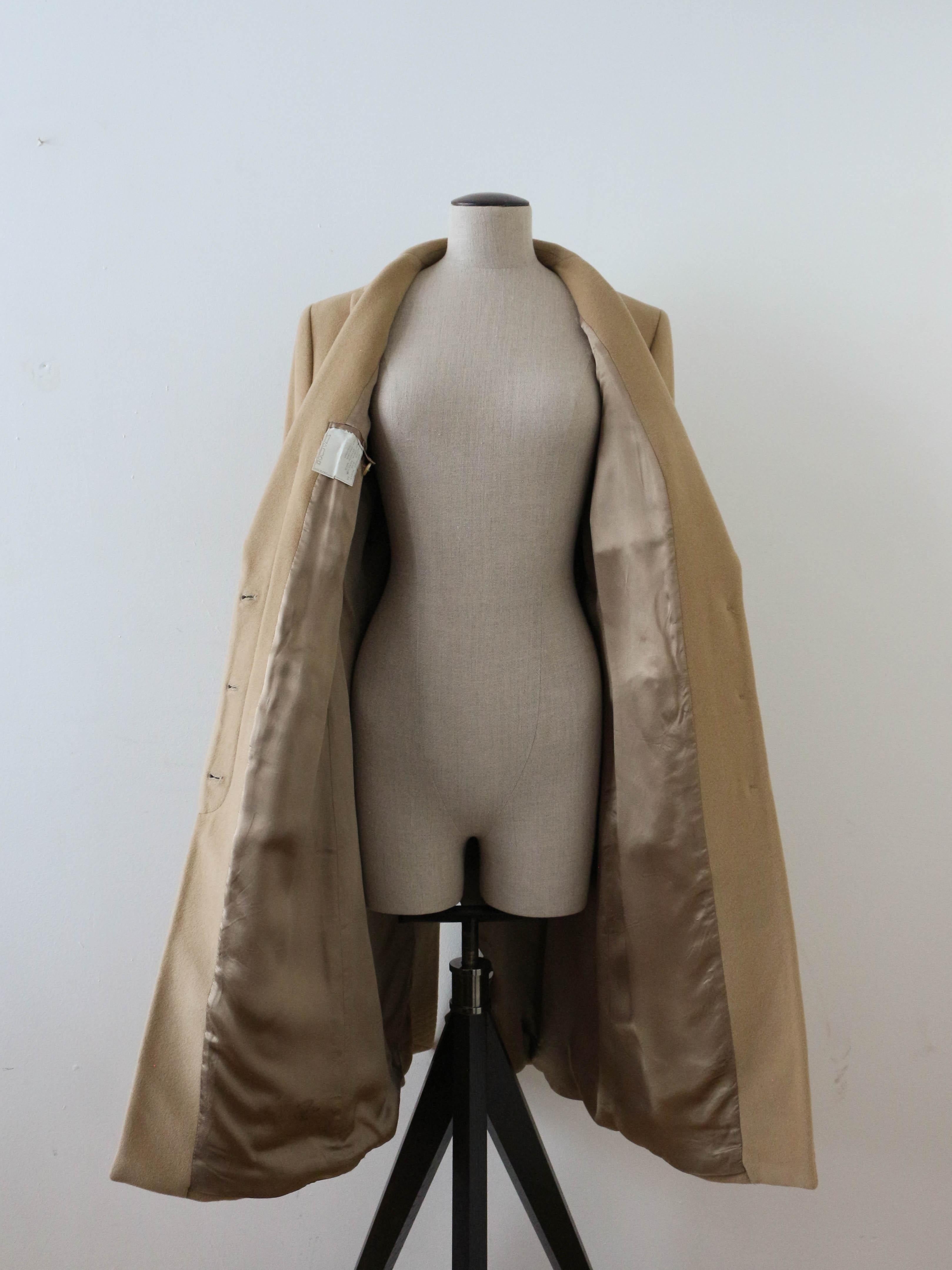 Alexander McQueen Autunno/Inverno 2001 'What a Merry Go Round' Cappotto firmato in cammello in vendita 2