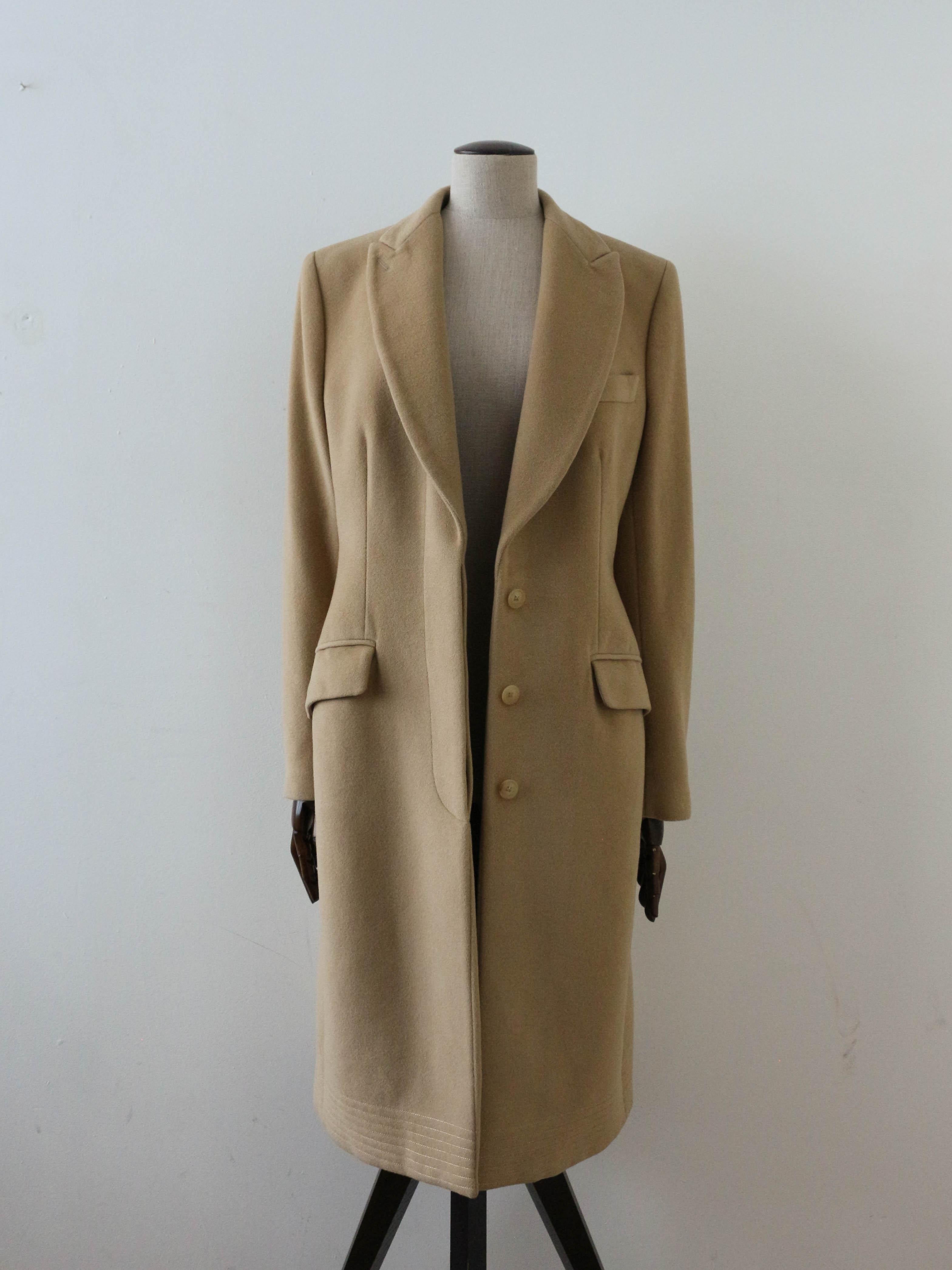 Alexander McQueen Autunno/Inverno 2001 'What a Merry Go Round' Cappotto firmato in cammello in vendita 3