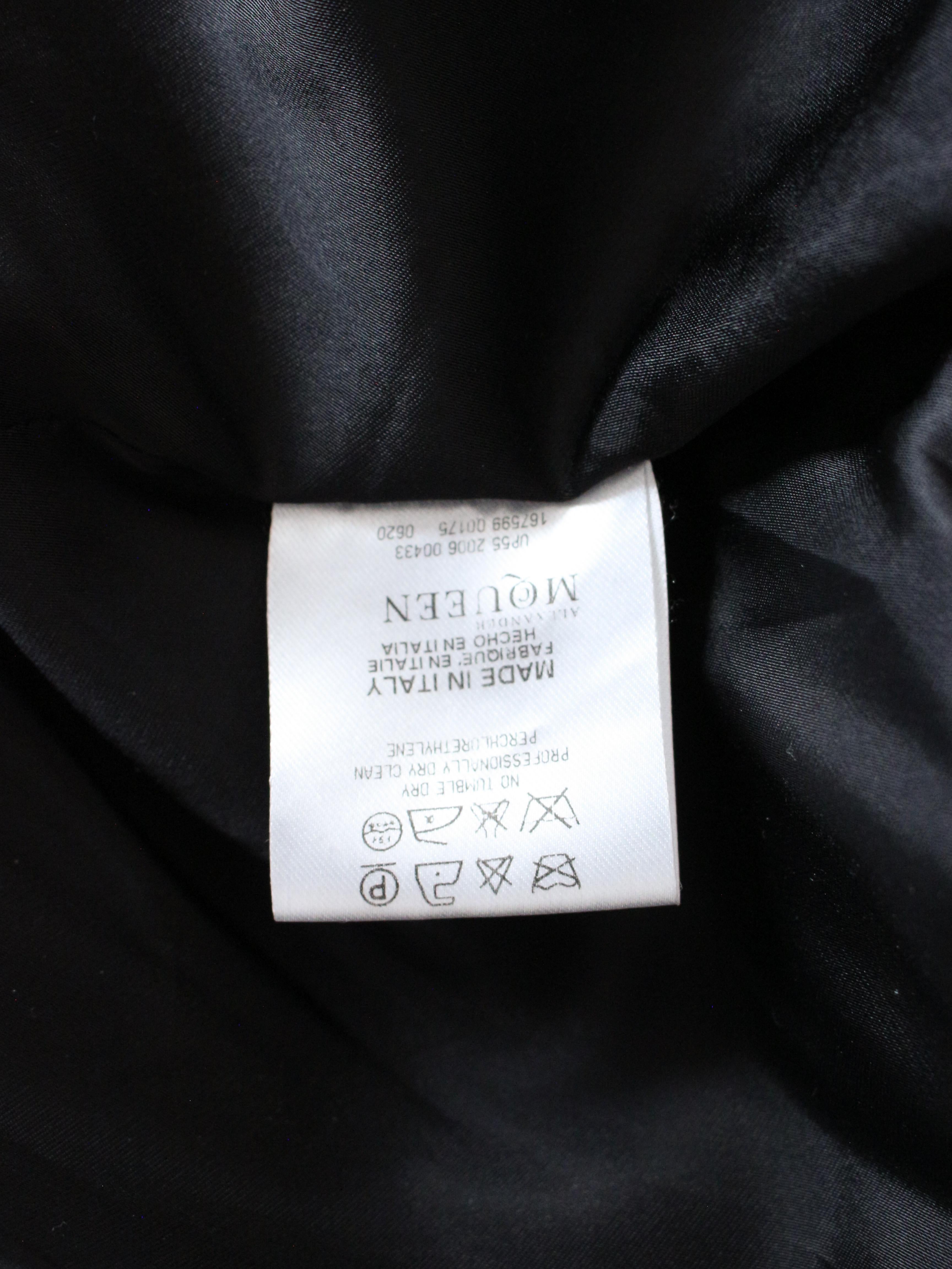 Alexander McQueen Autunno/Inverno 2006 'Widows of Culloden' Cappotto asimmetrico nero in vendita 11