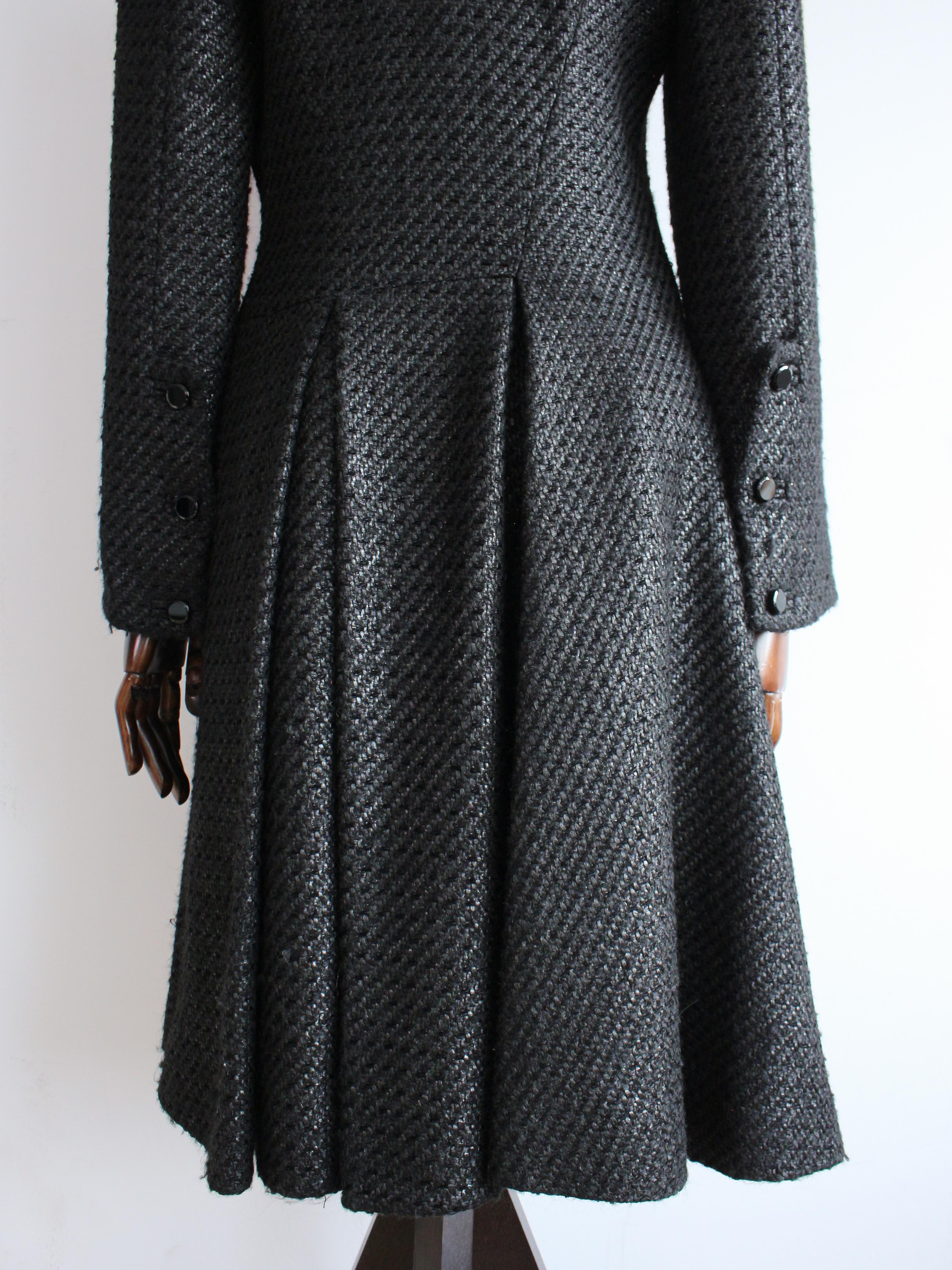 Alexander McQueen Autunno/Inverno 2006 'Widows of Culloden' Cappotto asimmetrico nero in vendita 3
