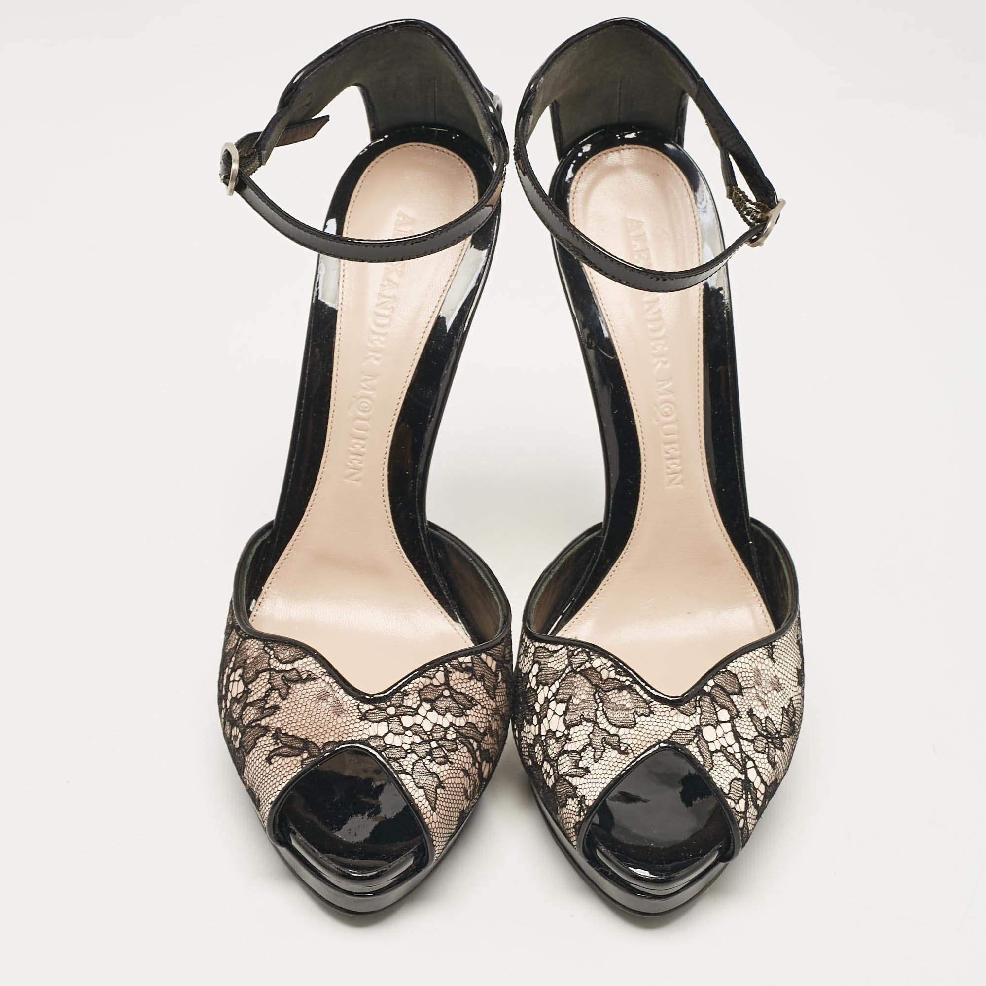 Alexander McQueen Beige/Black Lace and Patent Leather Peep Toe Pumps Size 40 In Excellent Condition For Sale In Dubai, Al Qouz 2