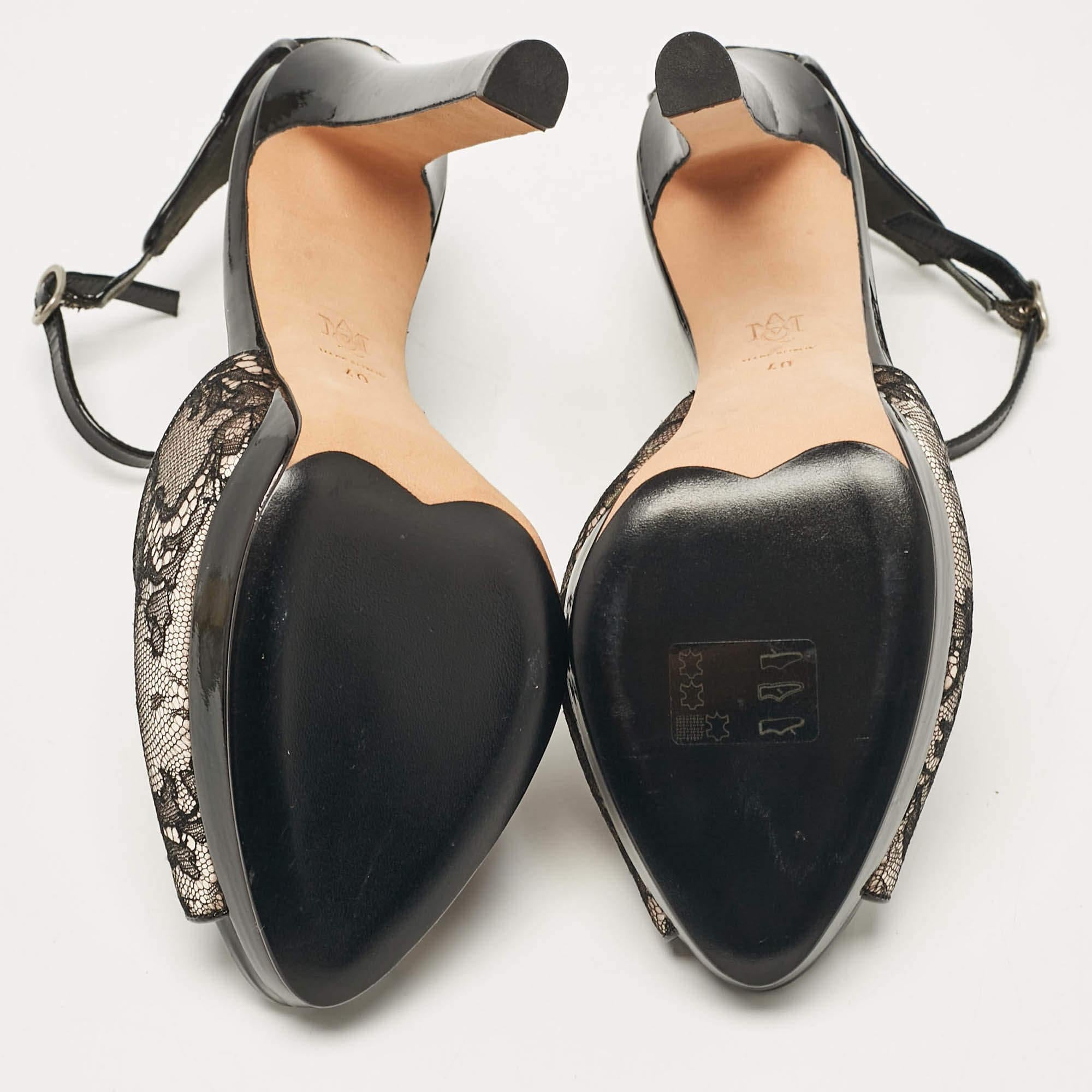 Alexander McQueen Beige/Black Lace and Patent Leather Peep Toe Pumps Size 40 For Sale 2