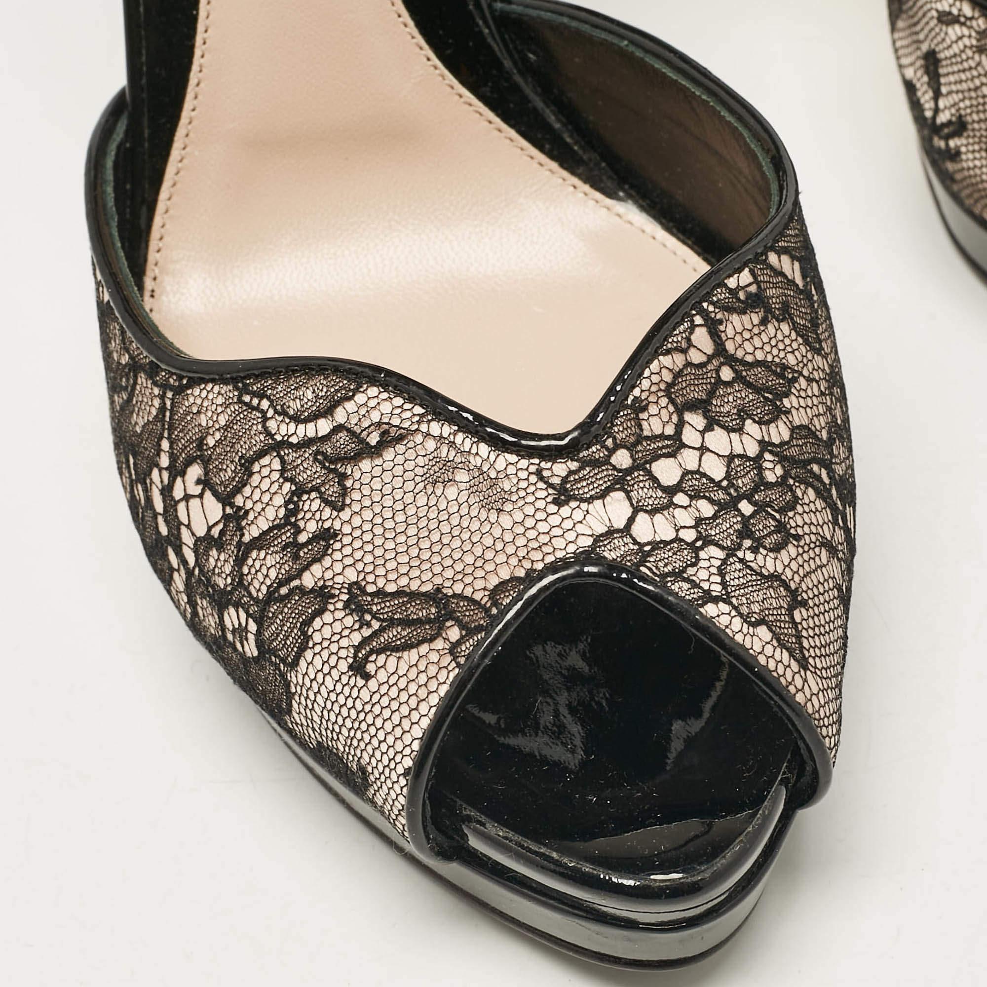 Alexander McQueen Beige/Black Lace and Patent Leather Peep Toe Pumps Size 40 For Sale 3