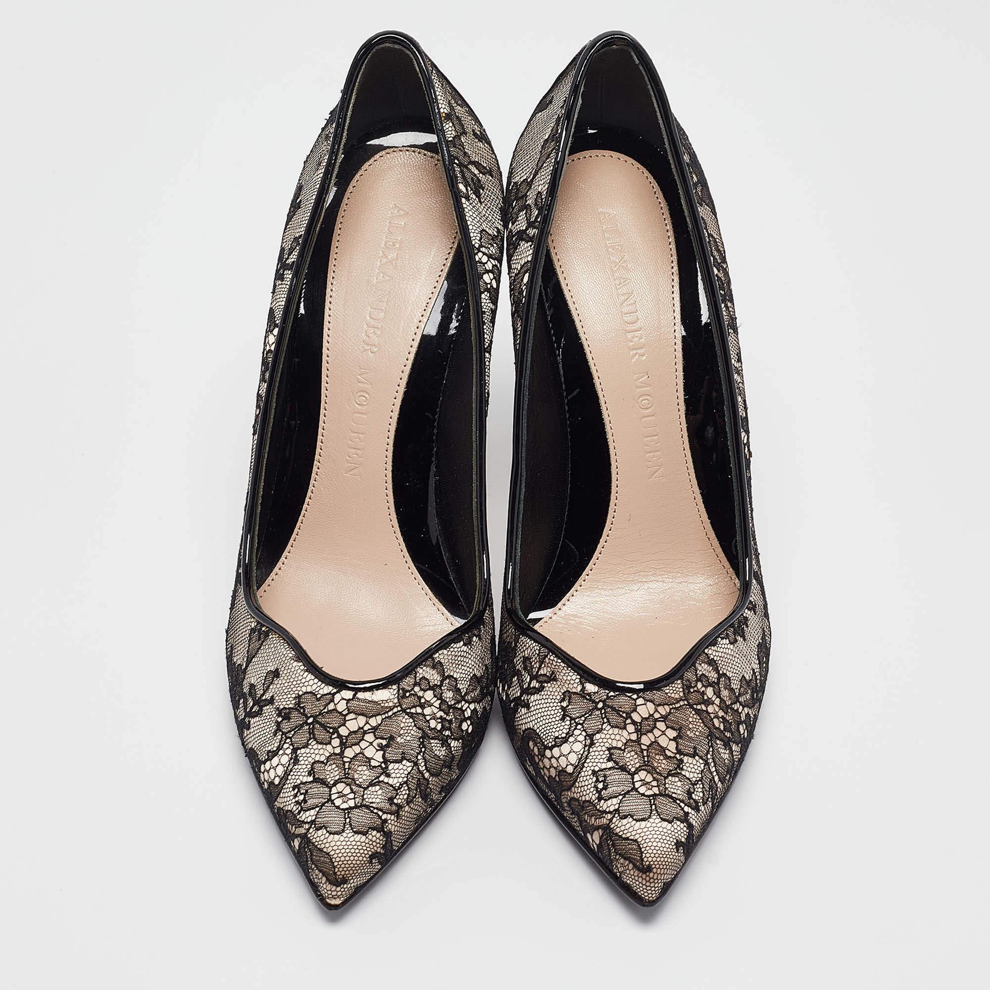 Alexander McQueen Beige/Black Mesh and Satin Pointed Toe Pumps Size 38.5 In New Condition For Sale In Dubai, Al Qouz 2