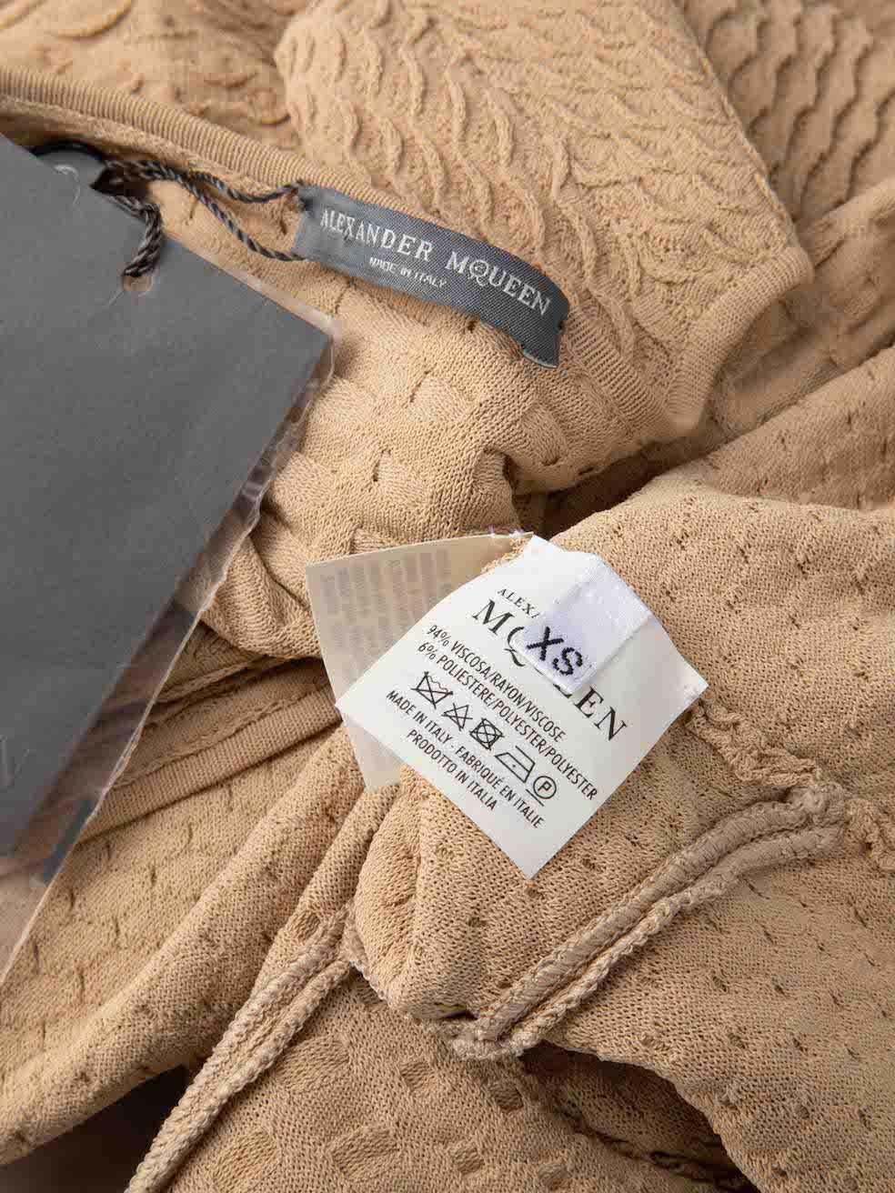 Mini abito senza maniche in maglia beige di Alexander McQueen Taglia XS In condizioni Nuovo a London, GB