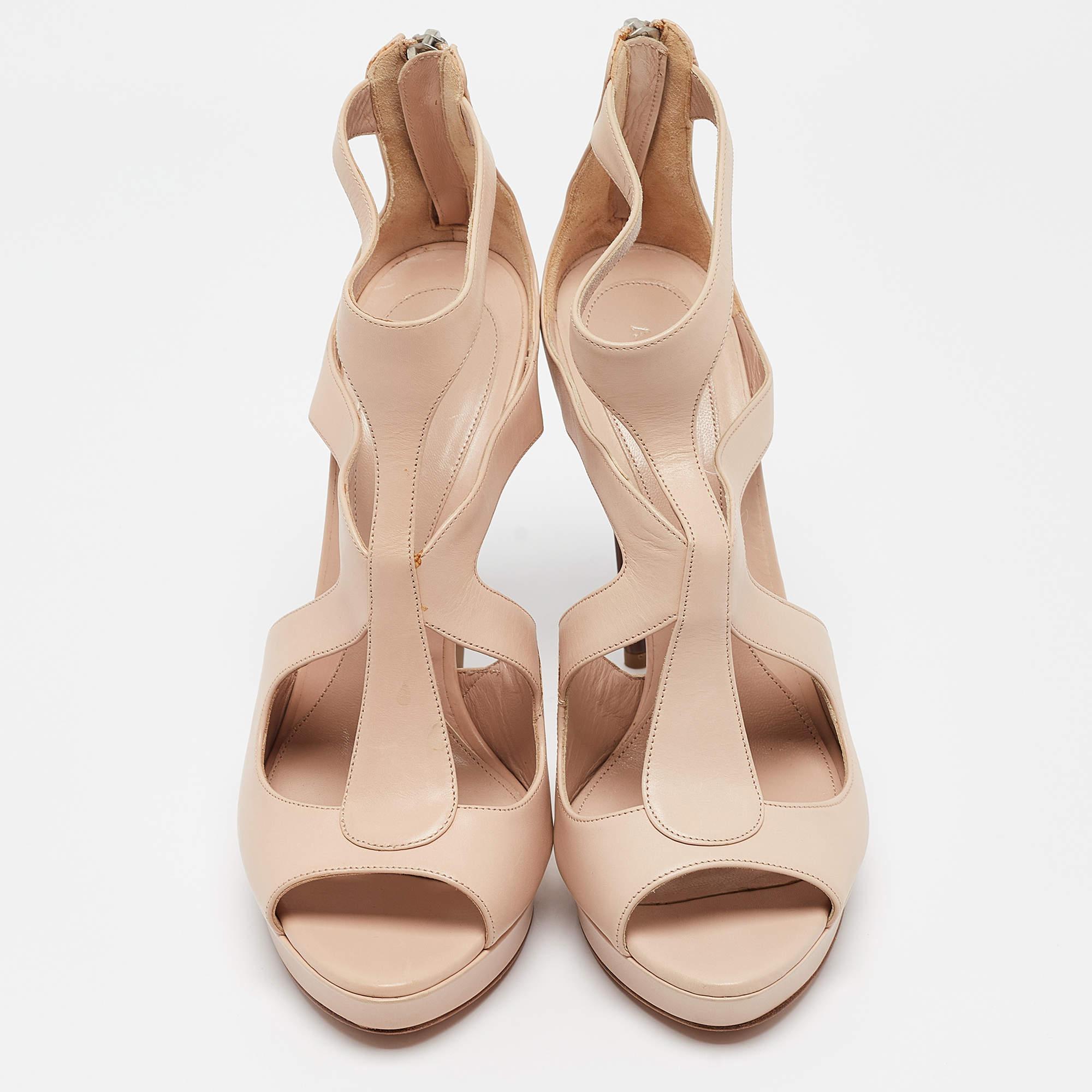 Alexander McQueen Beige Leather Ankle Strap Sandals Size 41 In Excellent Condition For Sale In Dubai, Al Qouz 2