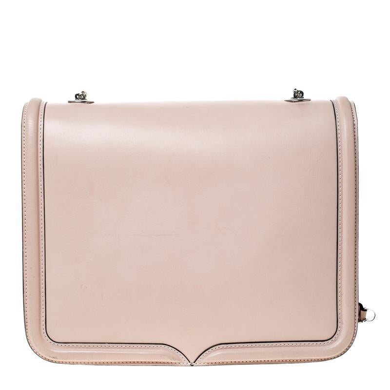 The Heroine from the house of Alexander McQueen is an accessory that you cannot imagine leaving home without. Fashioned in a beige hue, this leather bag comes with contrasting trims and finished with tonal stitch details. The flap over closure opens