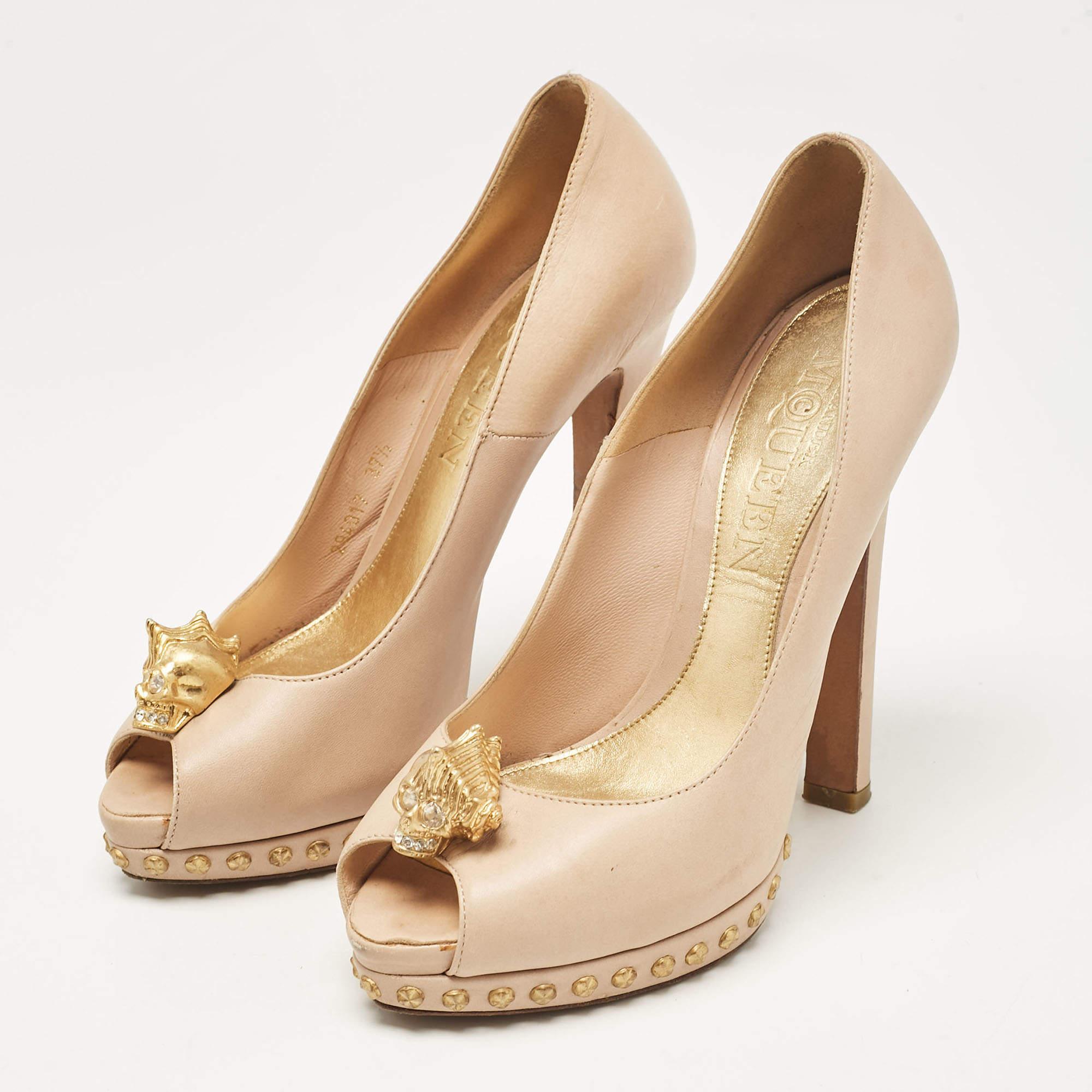 Ces escarpins d'Alexander McQueen sont confectionnés en cuir et présentent une silhouette à bout pointu. Elles arborent un motif de tête de mort doré sur l'empeigne et sont dotées de confortables semelles intérieures doublées de cuir et de talons de