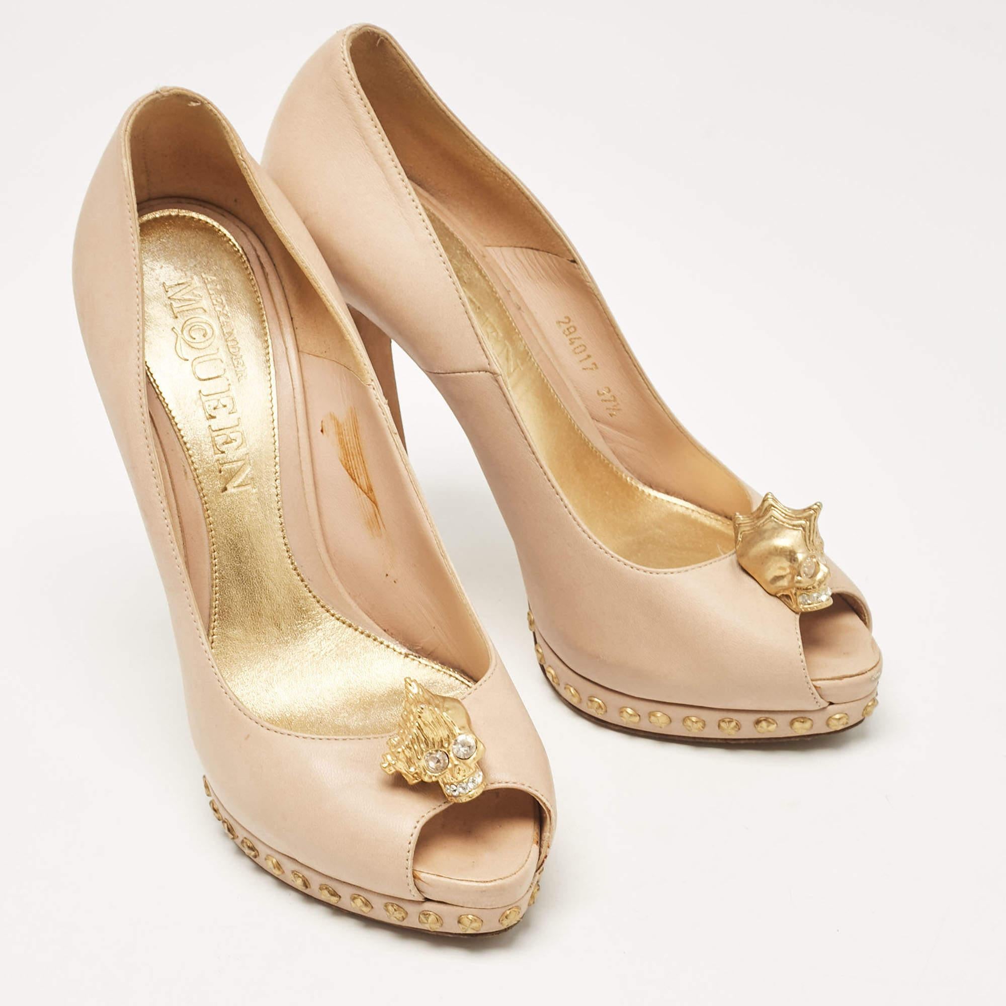 Alexander McQueen escarpins à bout ouvert en cuir beige clouté tête de mort, taille 37,5 État moyen - En vente à Dubai, Al Qouz 2