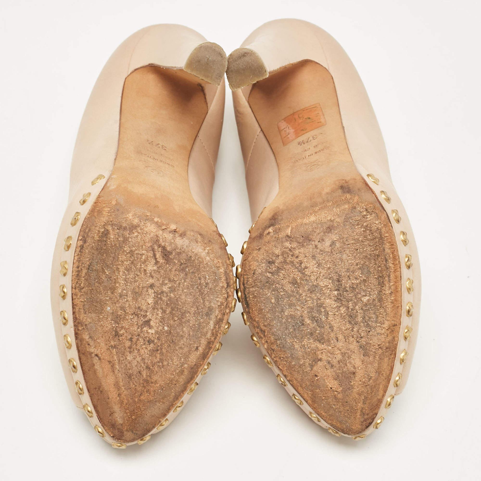 Alexander McQueen escarpins à bout ouvert en cuir beige clouté tête de mort, taille 37,5 en vente 1