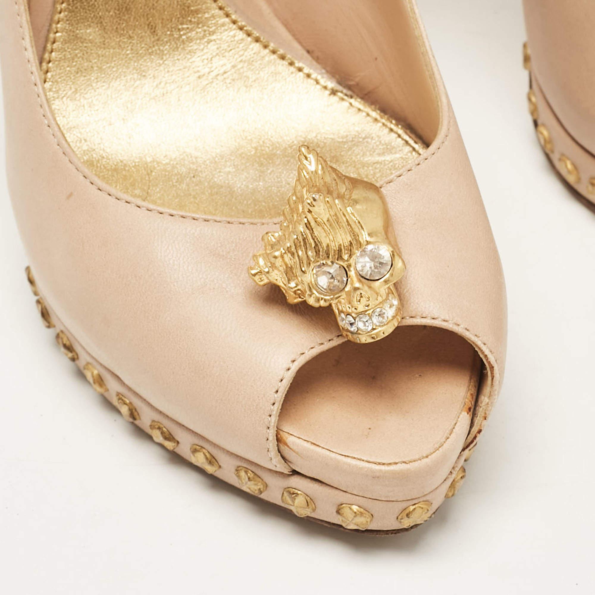 Alexander McQueen escarpins à bout ouvert en cuir beige clouté tête de mort, taille 37,5 en vente 2