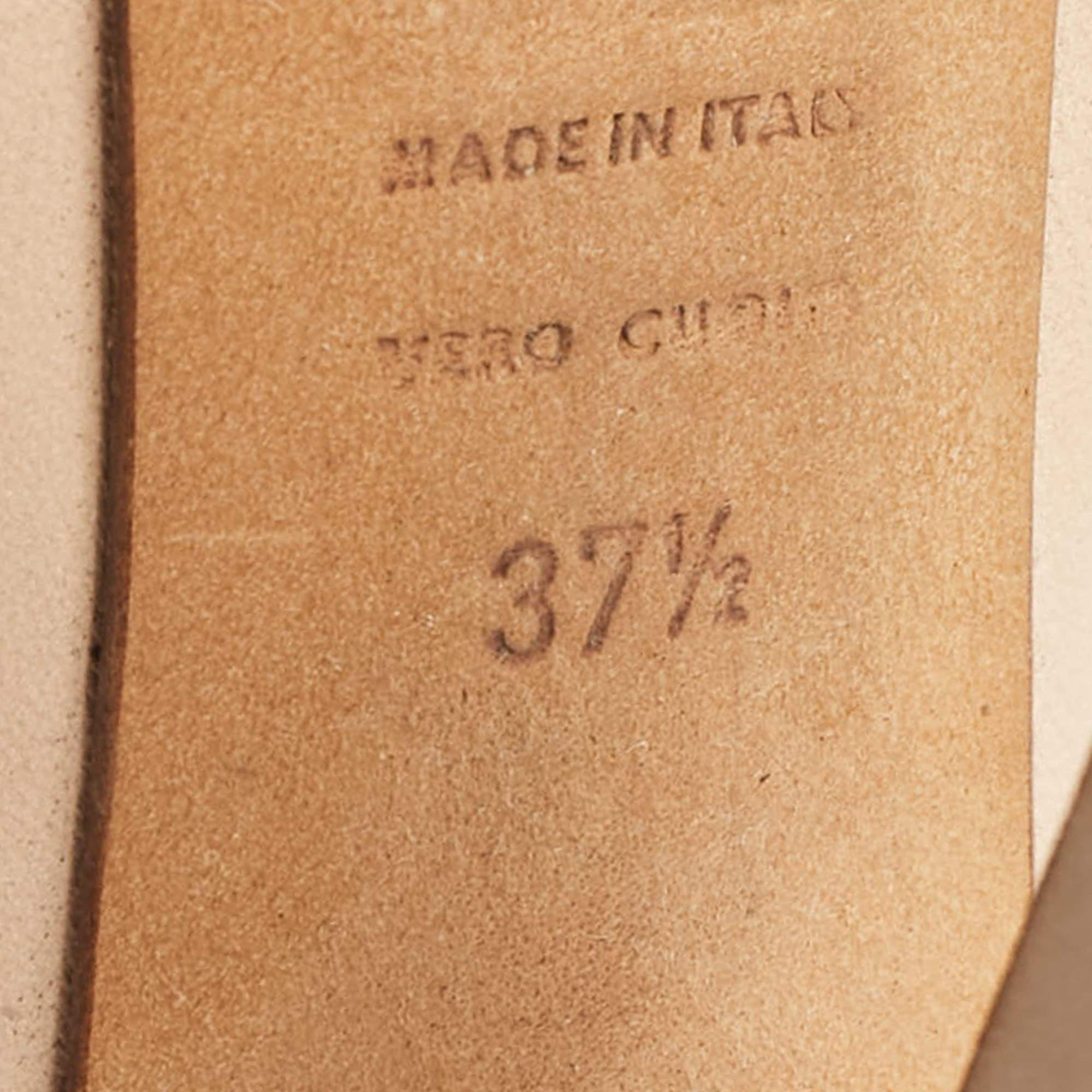 Alexander McQueen escarpins à bout ouvert en cuir beige clouté tête de mort, taille 37,5 en vente 3