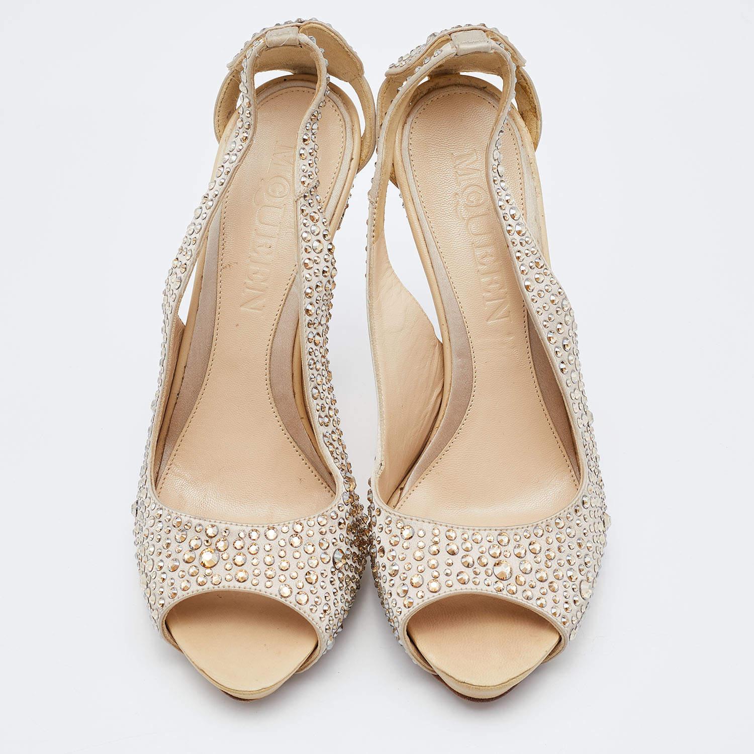 Alexander McQueen Beige Satin Crystal Embellished Peep Toe Pumps Size 38.5 In Fair Condition For Sale In Dubai, Al Qouz 2