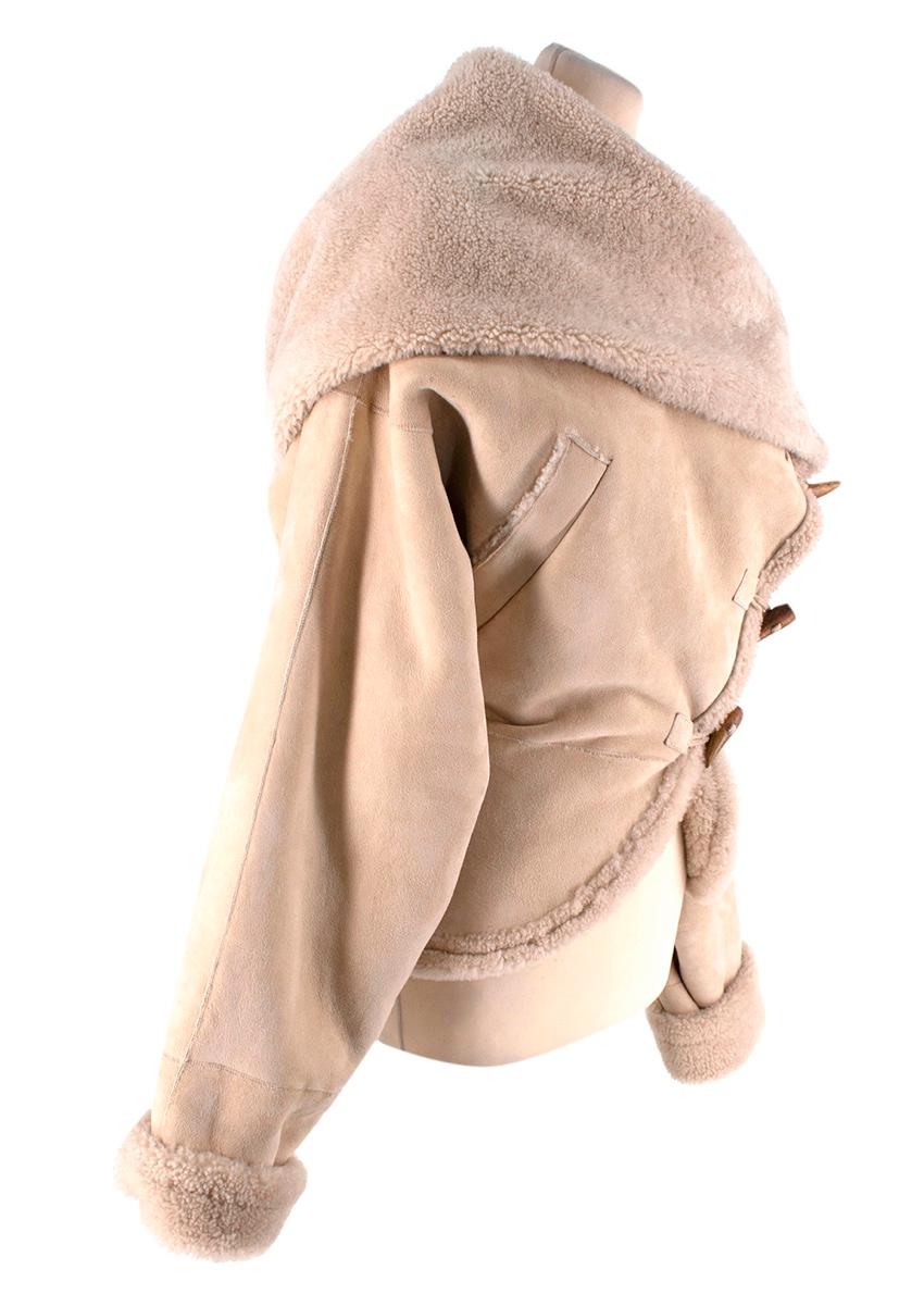 Alexander McQueen Beige Shearling Short Duffle Coat 
 

 - Hip length shearling jacket, with duffle coat style references
 - Asymmetric toggle fastening, and deep shawl collar
 - Inset pockets
 - Nipped in waistline 
 - Long sleeves with turnback