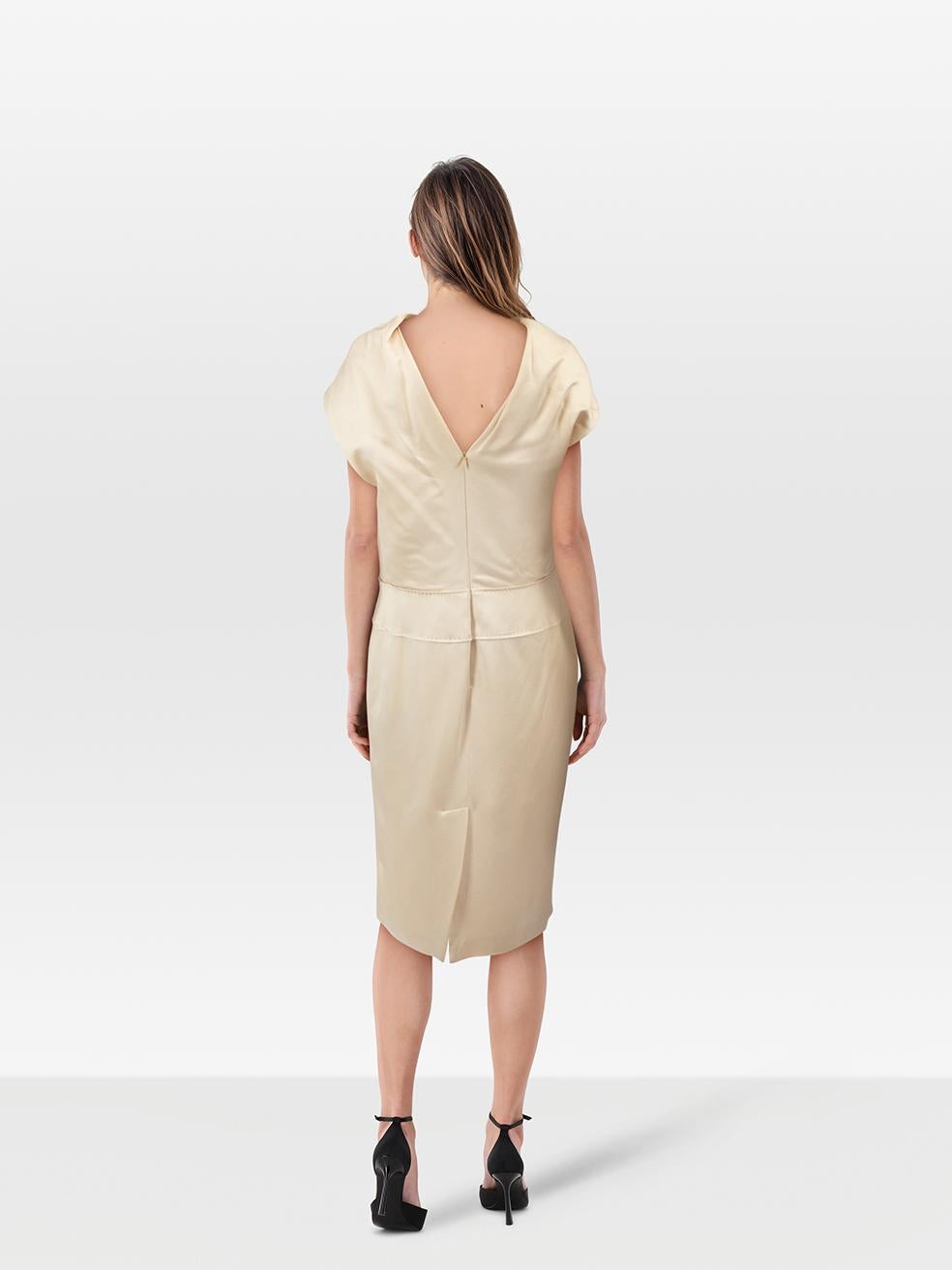 CONDITION is Very good. Minimal wear to the dress is evident. Pluck to the weave on the hem at the front. One mark on the centre back of this used Alexander McQueen designer resale item. Mark may need gentle hand wash contrary to dry clean
