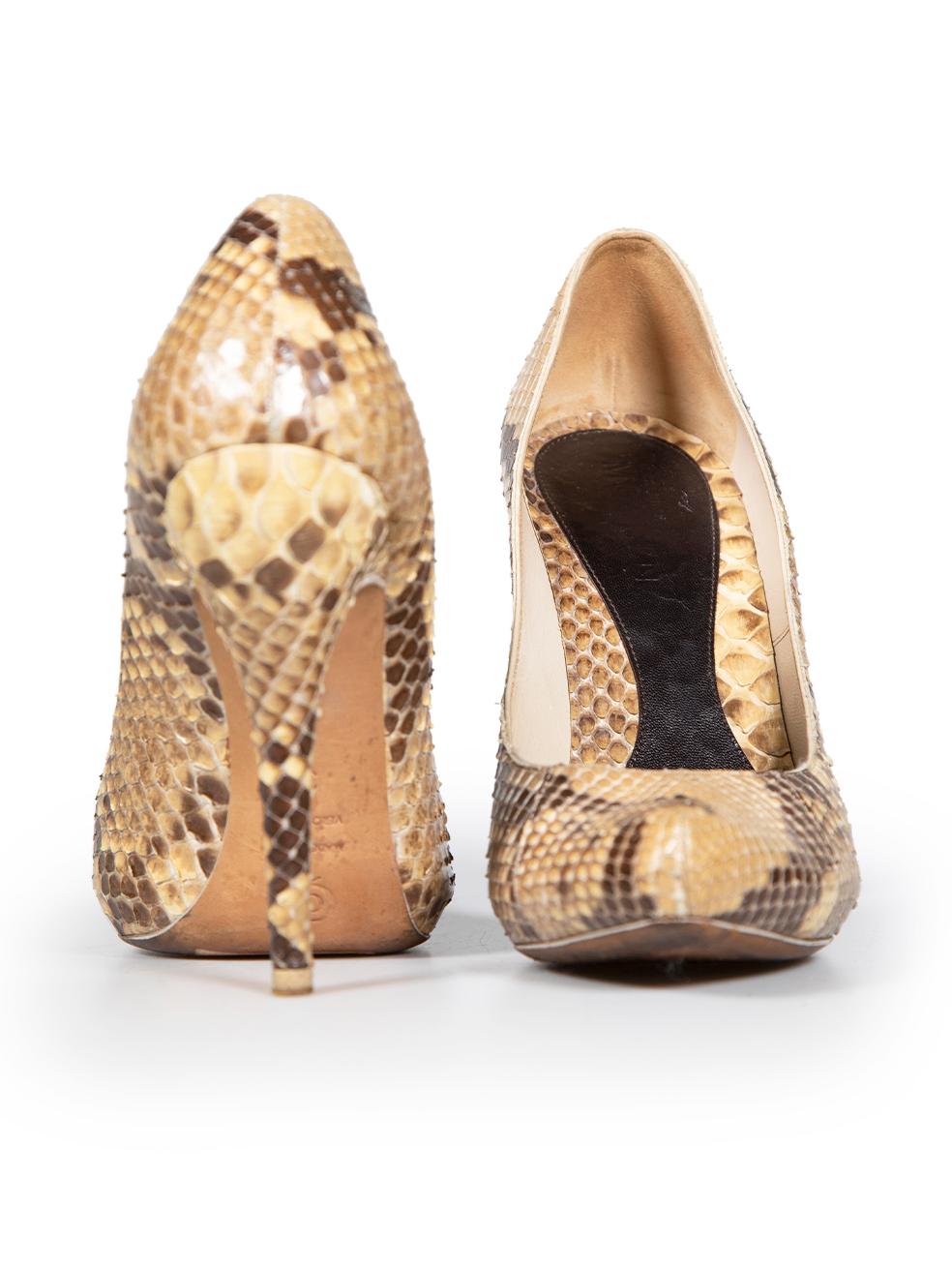 Beige Alexander McQueen escarpins en peau de serpent beige, taille IT 37 en vente
