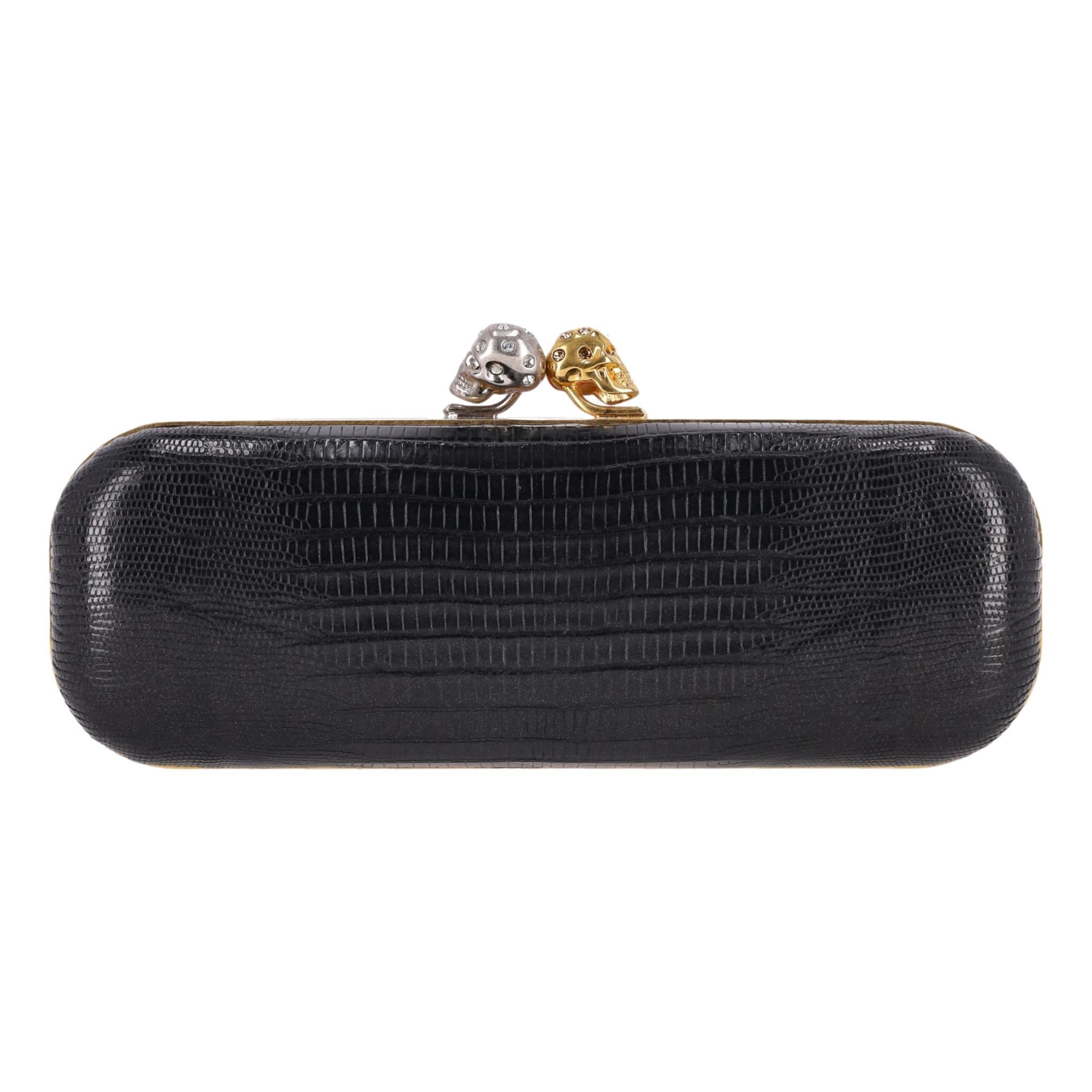 Alexander McQueen - Pochette en peau de lézard bicolore avec têtes de mort en cristal Swarovski

Sac de couleur rare car une taille est en rouge vif avec des bords noirs en Ombre, l'autre côté est noir. 

Étui rigide avec fermeture à double tête de