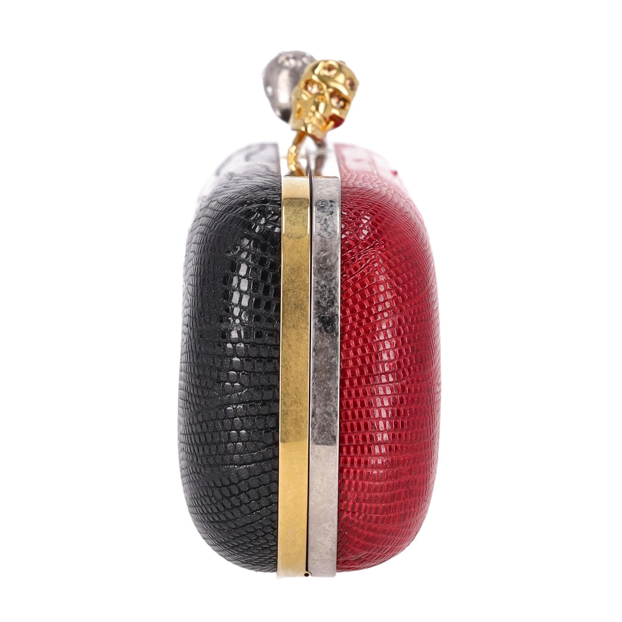 Rouge Alexander McQueen - Pochette en lézard bicolore avec têtes de mort en cristal Swarovski en vente