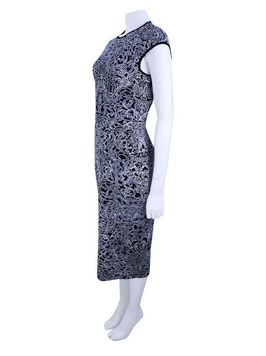 Alexander McQueen 

Alexander McQueen Jacquard Midi Original dress made in jacquard with print in shades of black, off white and beige.
 It features a tight fit, midi length, short sleeves and a round neckline. 

Size: L on label
Composition:
