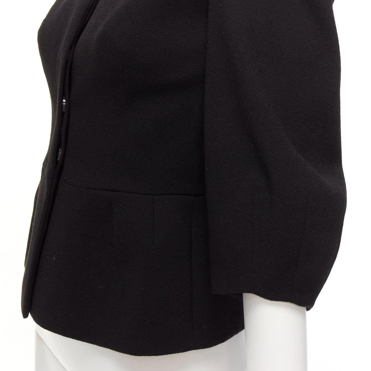 ALEXANDER MCQUEEN, veste noire 100 % laine à manches courtes IT38 XS
Référence : EALU/A00015
Marque : Alexander McQueen
MATERIAL : Laine
Couleur : Noir
Motif : Solide
Fermeture : bouton
Doublure : Tissu noir
Détails supplémentaires : Dos