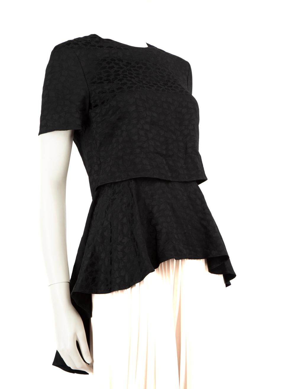 L'ÉTAT est très bon. Il n'y a pratiquement pas d'usure visible sur le dessus de cet article de revente de designer Alexander McQueen d'occasion.
  
  Détails
  
  
  Noir
  
  Viscose
  
  Top
  
  Manches courtes
  
  Motif abstrait
  
  Col rond
 