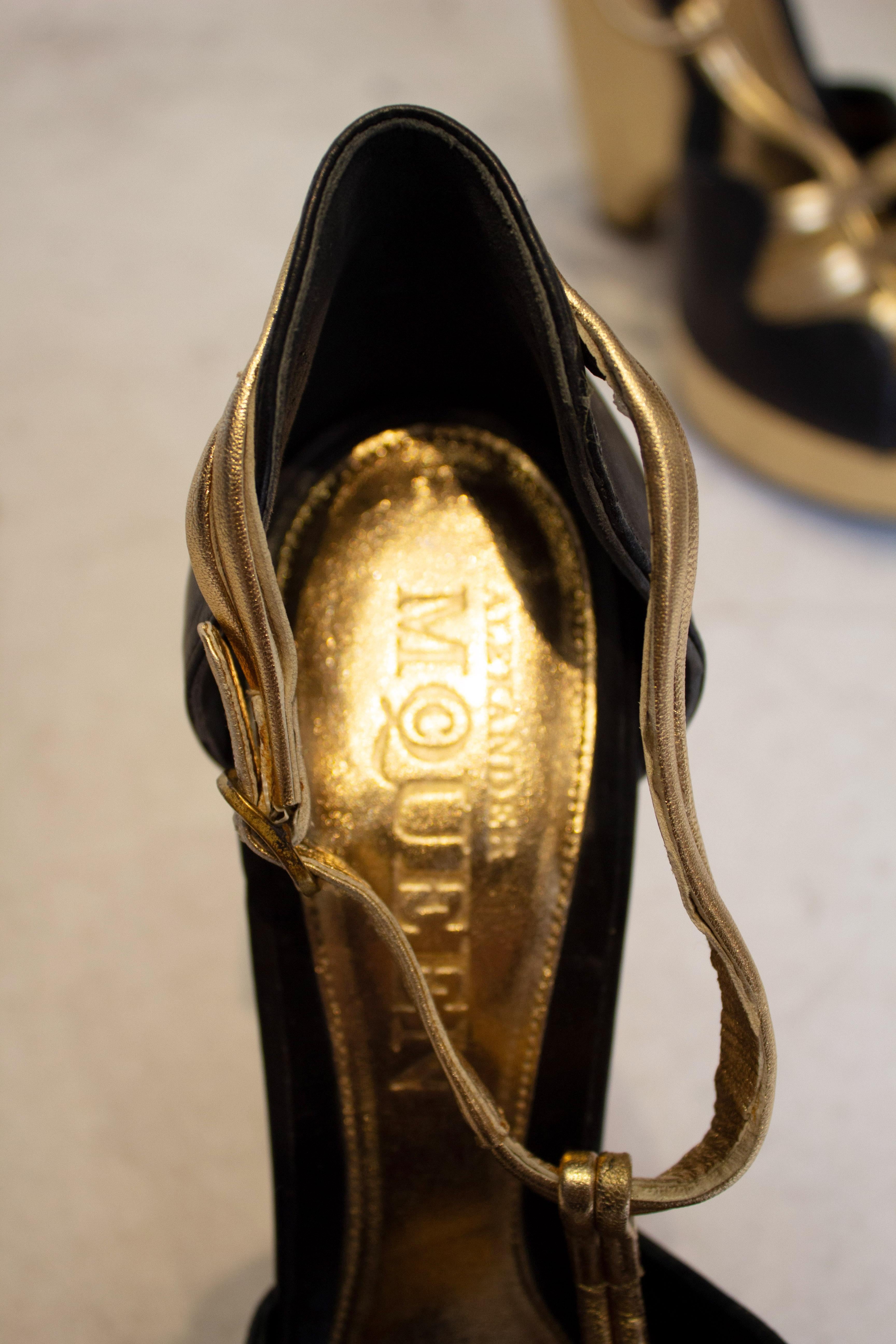 Alexander McQueen Black and Gold Shoes In Good Condition For Sale In London, GB