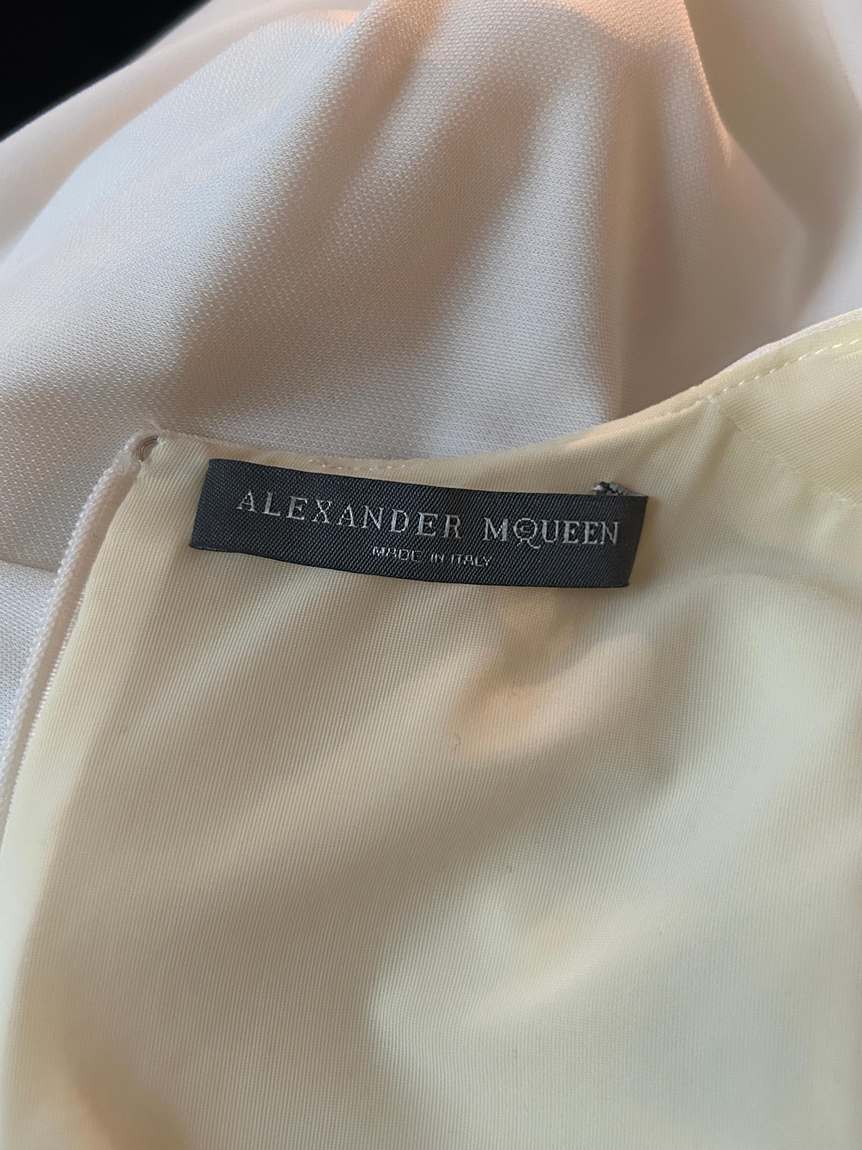 Alexander McQueen Schwarzes und weißes drapiertes Kleid mit Gürtel  Damen im Angebot