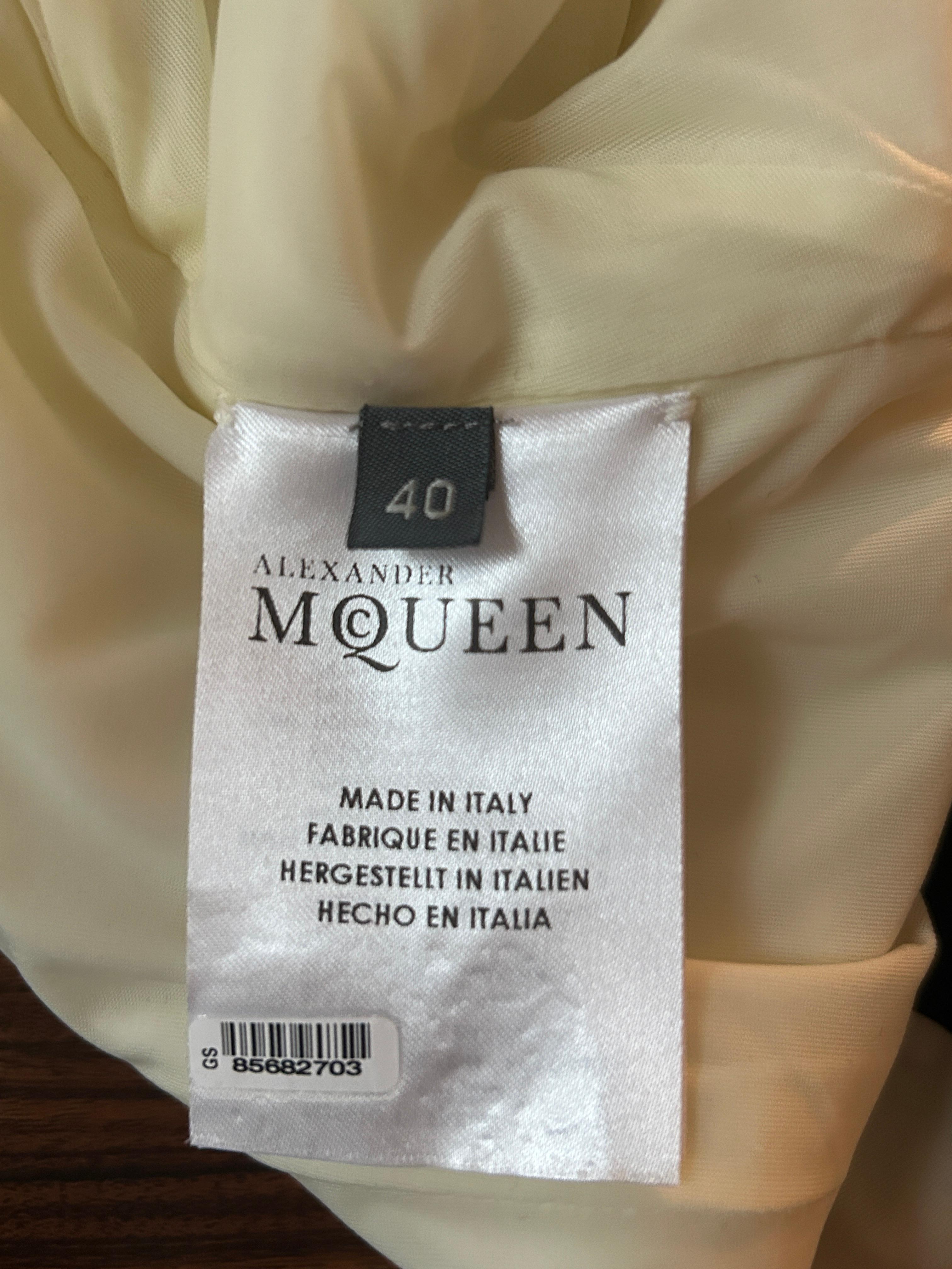 Alexander McQueen - Robe ceinturée drapée noire et blanche  en vente 1