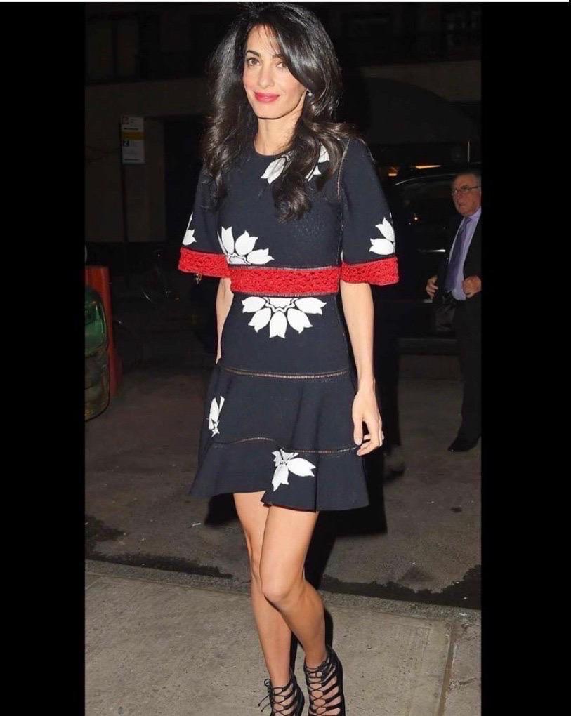 Robe de cocktail à jupe volantée et fleurs noires et blanches Alexander McQueen
Collectional 2015
Robe courte sans manches McQueen
En viscose et polyester. Tissu rigide car épais, la robe reste structurée.
Fermeture éclair latérale invisible.
Sein