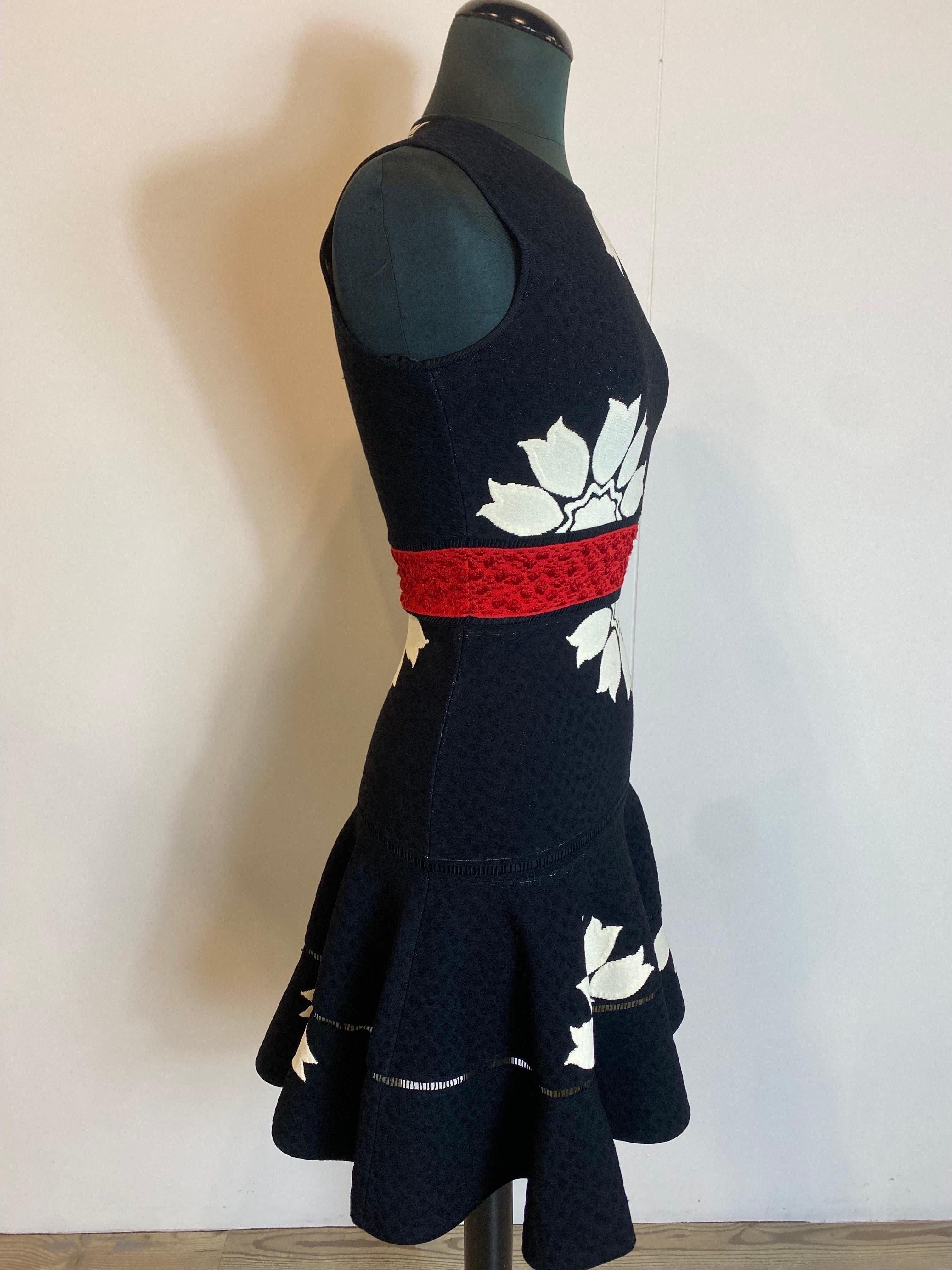Noir Robe de cocktail à jupe volantée et fleurs noires et blanches Alexander McQueen en vente
