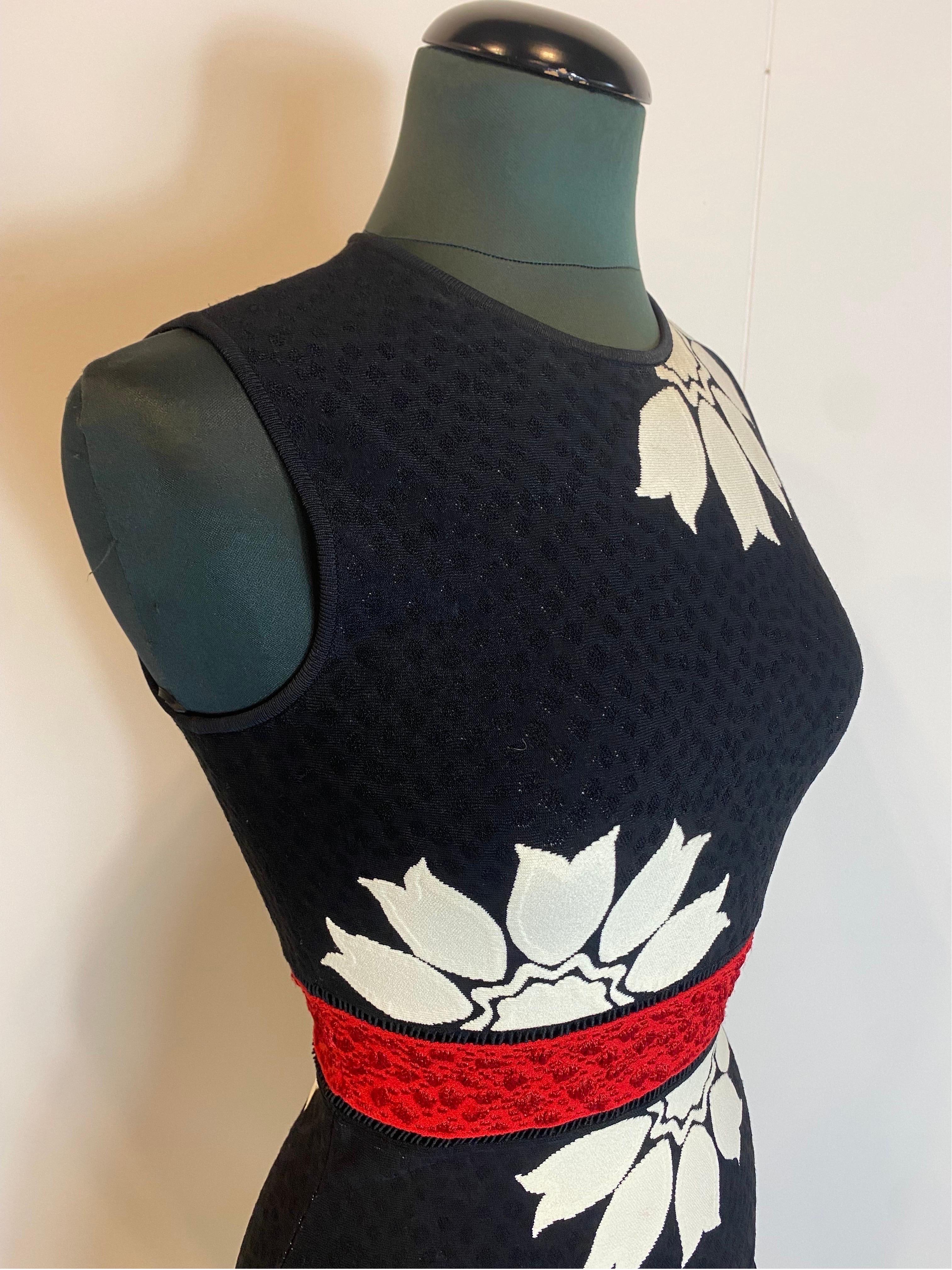 Robe de cocktail à jupe volantée et fleurs noires et blanches Alexander McQueen Excellent état - En vente à Carnate, IT
