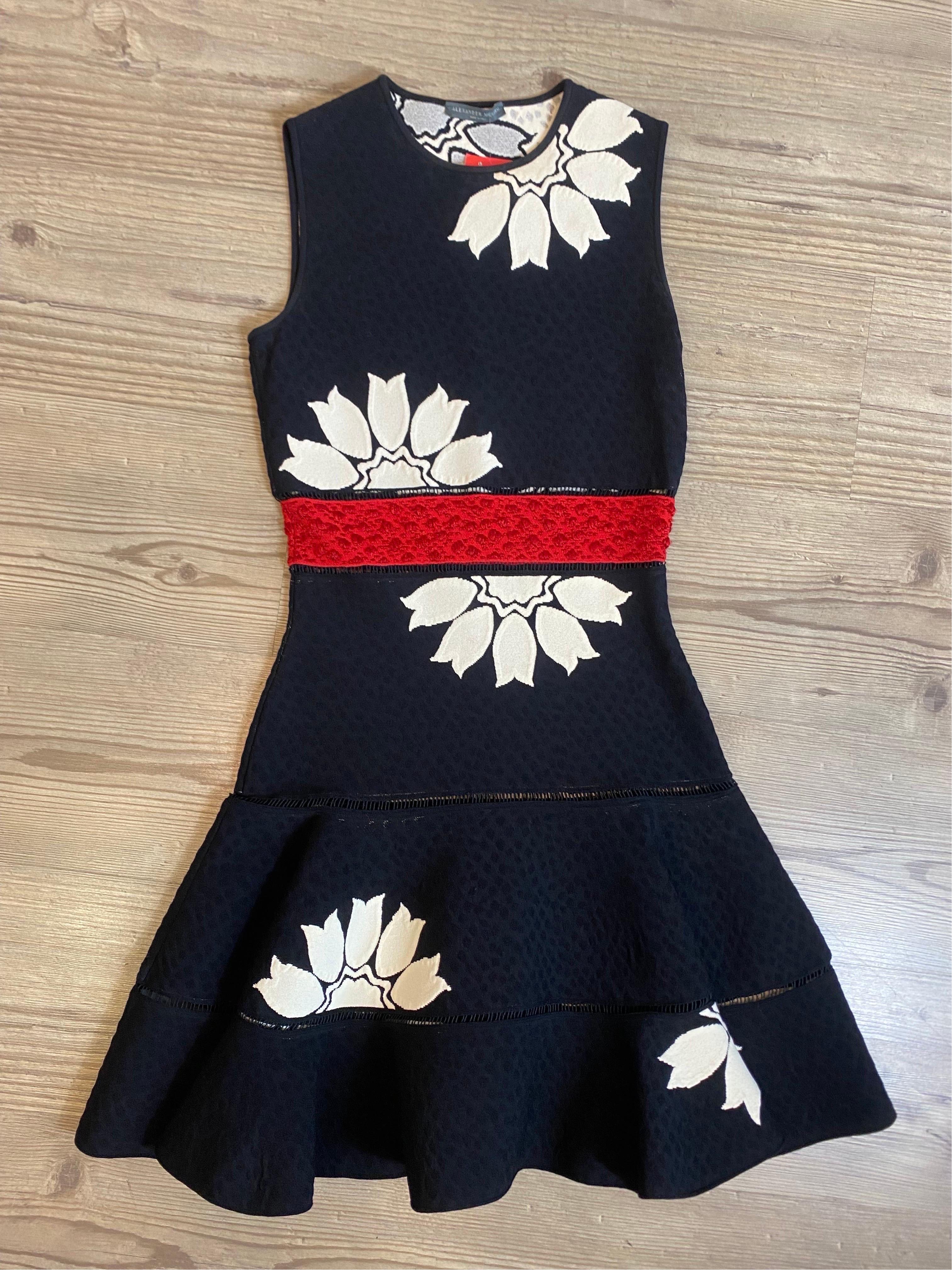 Robe de cocktail à jupe volantée et fleurs noires et blanches Alexander McQueen en vente 1
