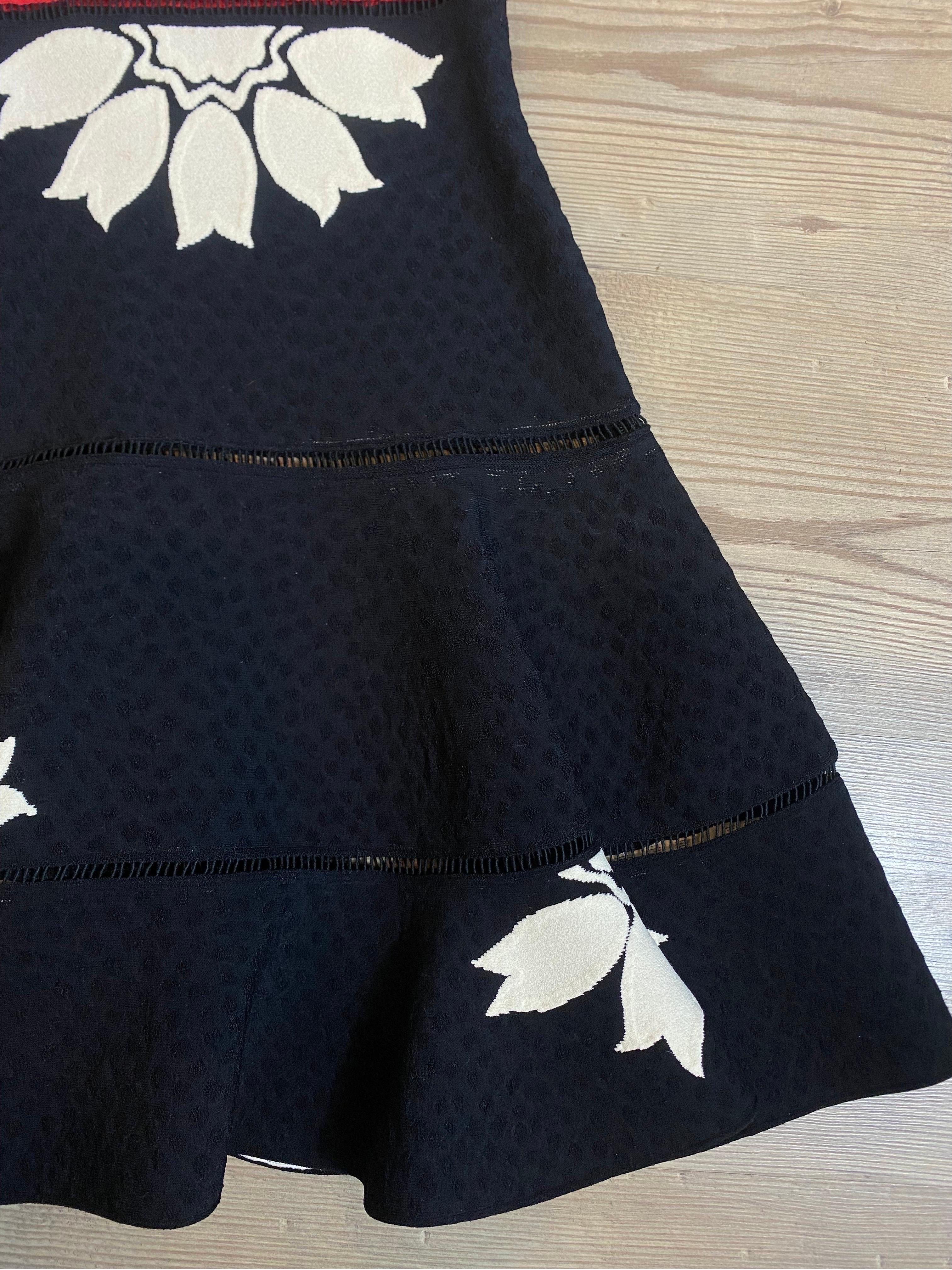 Robe de cocktail à jupe volantée et fleurs noires et blanches Alexander McQueen en vente 2