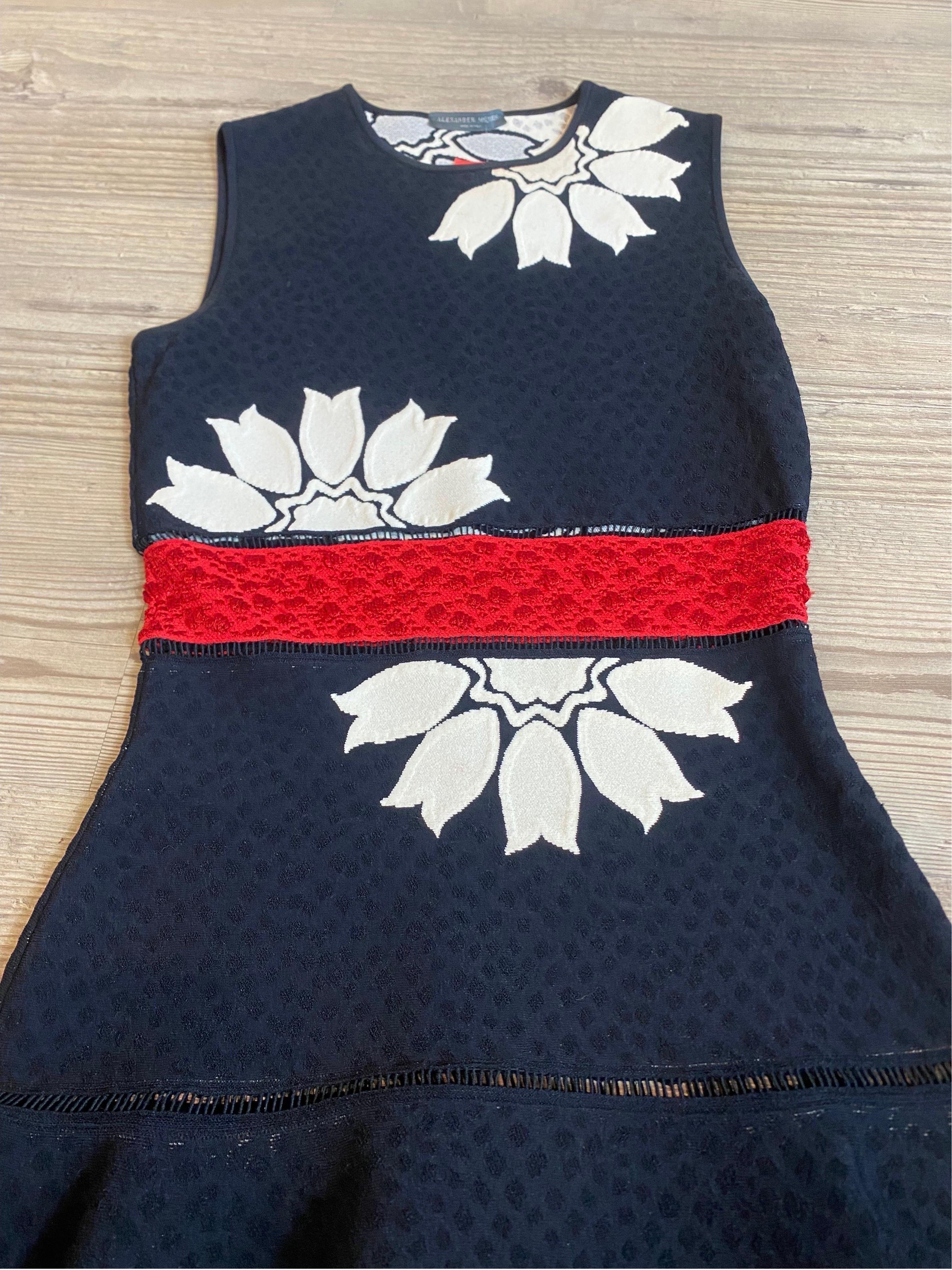 Robe de cocktail à jupe volantée et fleurs noires et blanches Alexander McQueen en vente 3