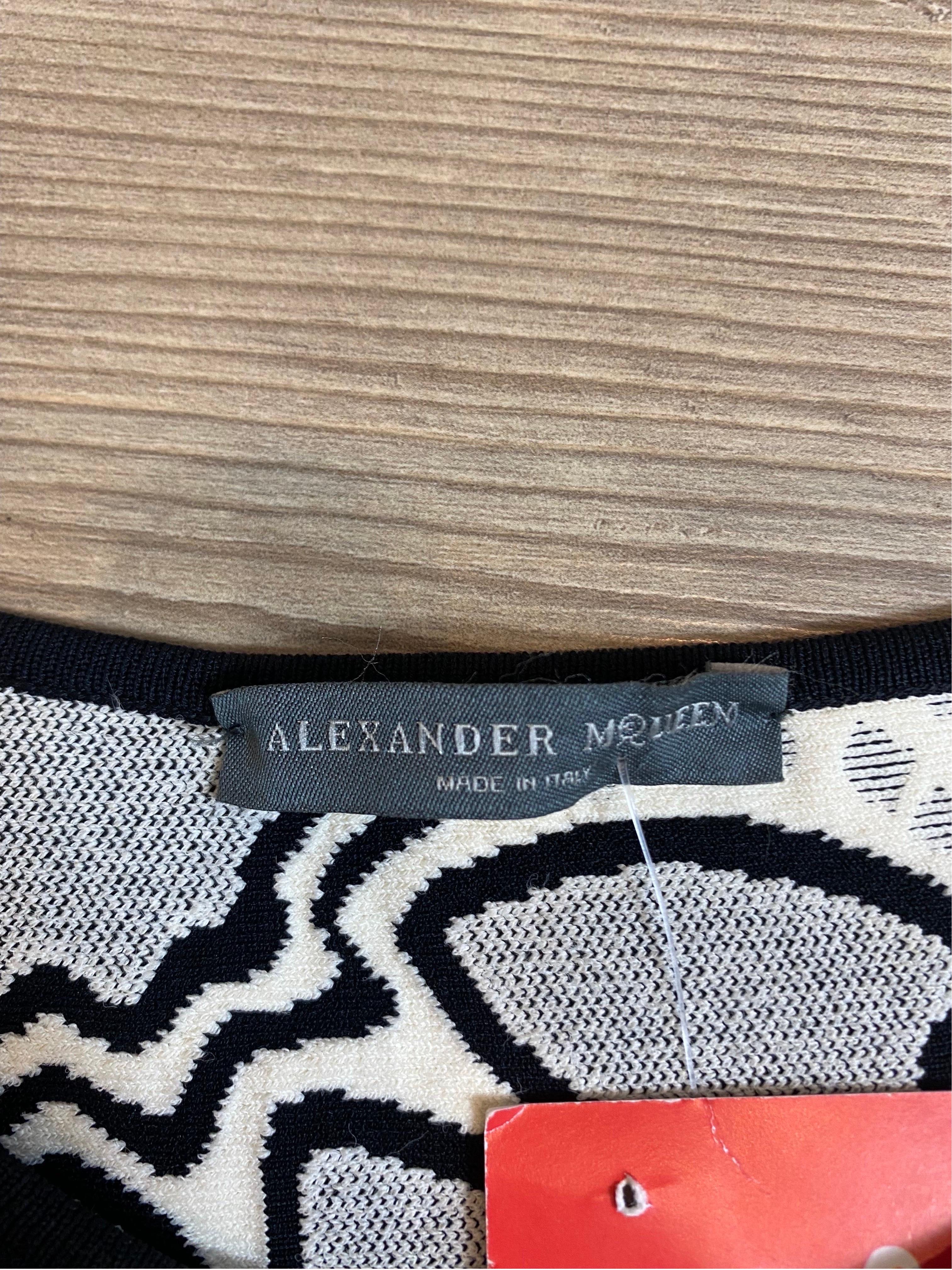 Robe de cocktail à jupe volantée et fleurs noires et blanches Alexander McQueen en vente 4