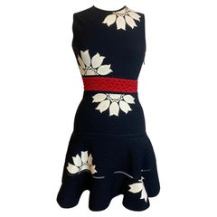 Robe de cocktail à jupe volantée et fleurs noires et blanches Alexander McQueen