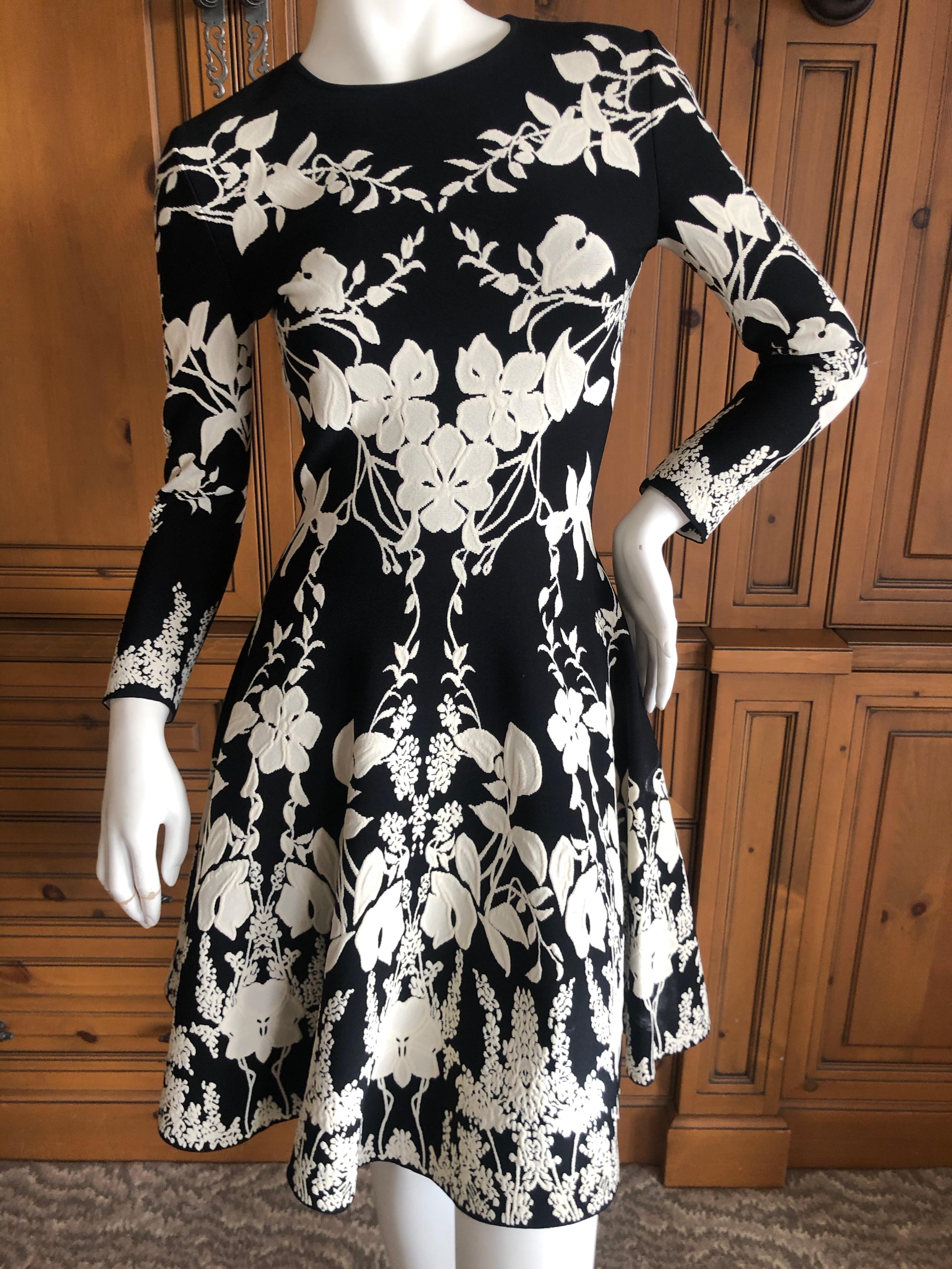 Alexander McQueen Black and White Inartsia Floral Knit Dress with Skater Skirt.
2017
So pretty, please use the zoom feature to see the details
Size XS , there is a lot of stretch
  Bust 34
