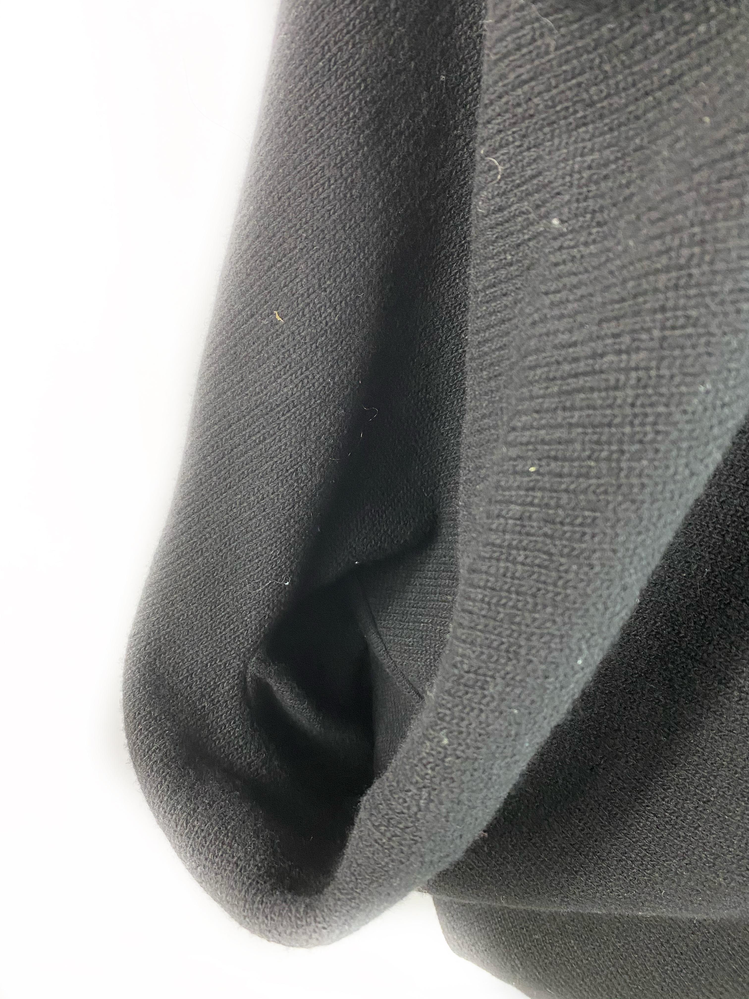 Alexander McQueen Cardigan Poncho en laine tricotée noir et blanc Pull Taille M Excellent état - En vente à Beverly Hills, CA