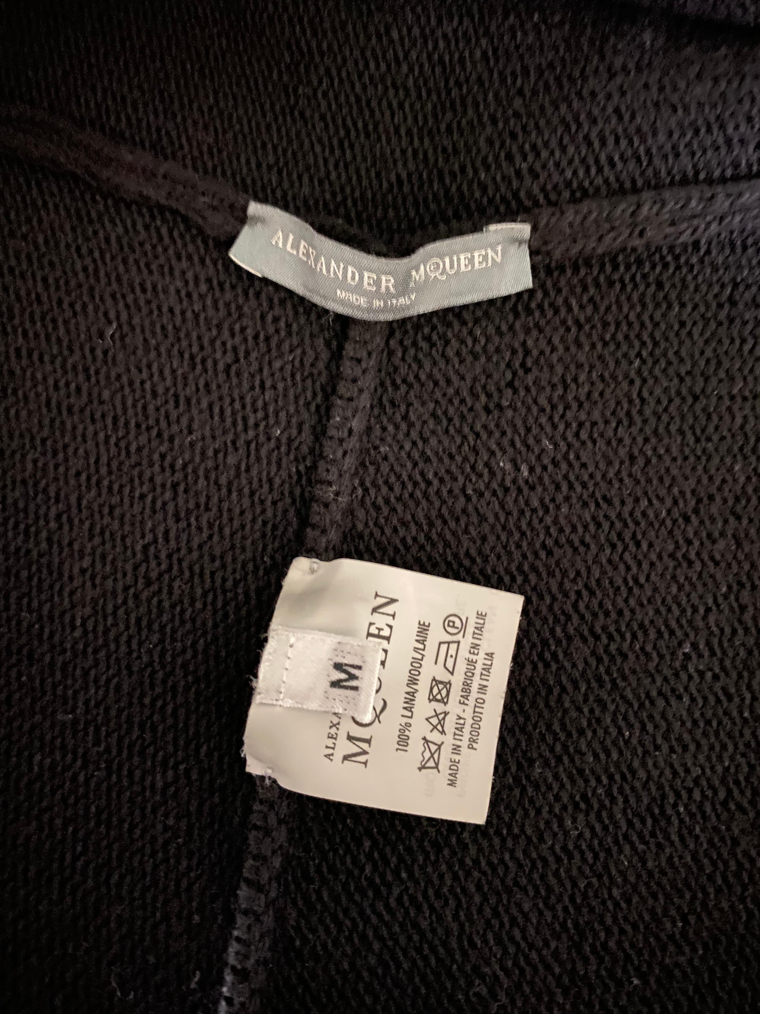 Alexander McQueen Cardigan Poncho en laine tricotée noir et blanc Pull Taille M en vente 2