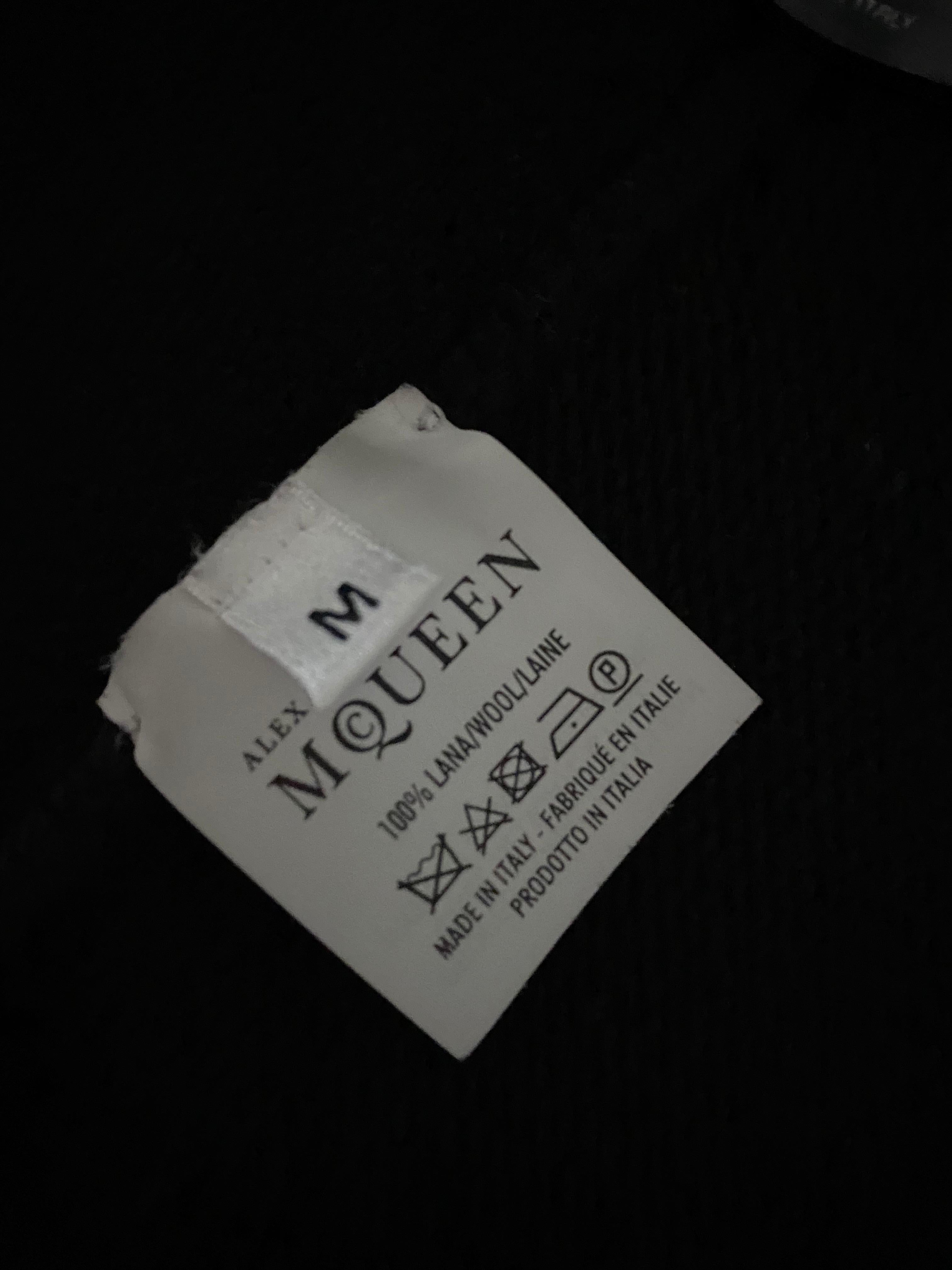 Alexander McQueen Cardigan Poncho en laine tricotée noir et blanc Pull Taille M en vente 3