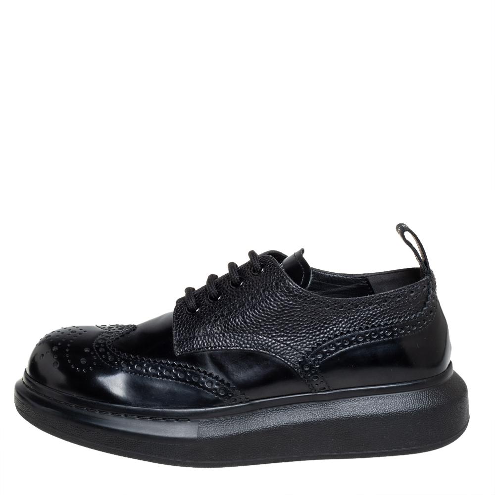 One's wardrobe is incomplete without a good pair of sneakers. Offering the best of style and ease, these Alexander McQueen low-top sneakers have been crafted from leather and styled with brogue details for a vintage feel, lace-ups on the vamps,