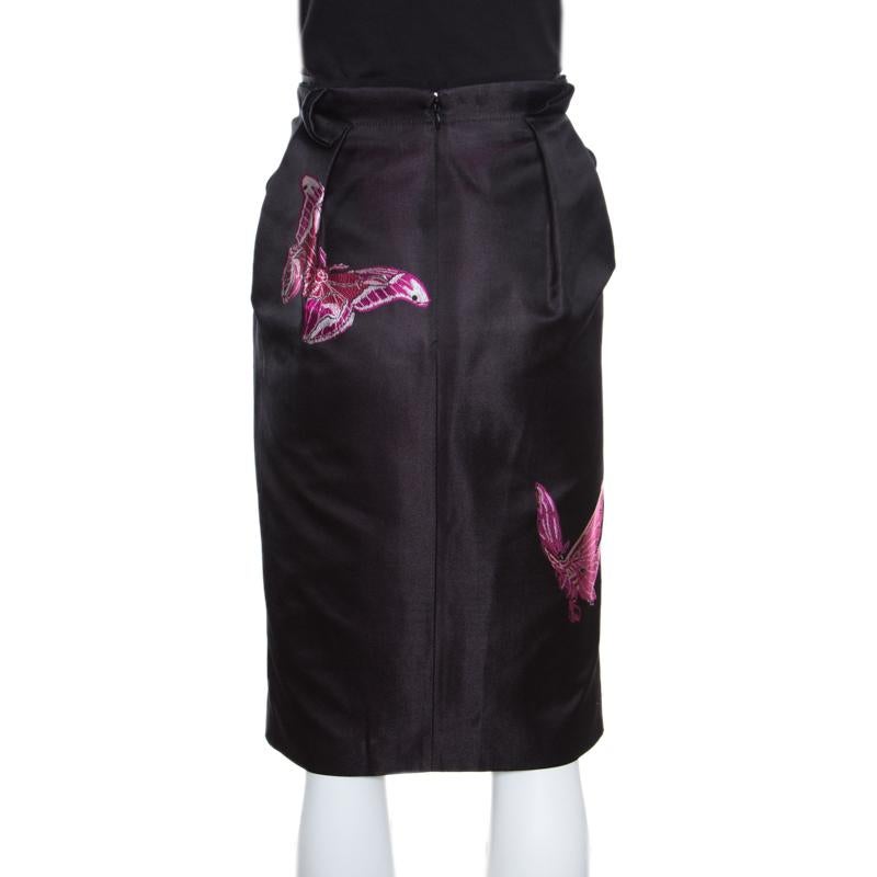 A subtle piece to sport for your evening adventures, this pretty pencil skirt from Alexander McQueen is an upscale staple that your wardrobe needs. It is crafted in a classic black hue and features a contrasting butterfly print all over with a front