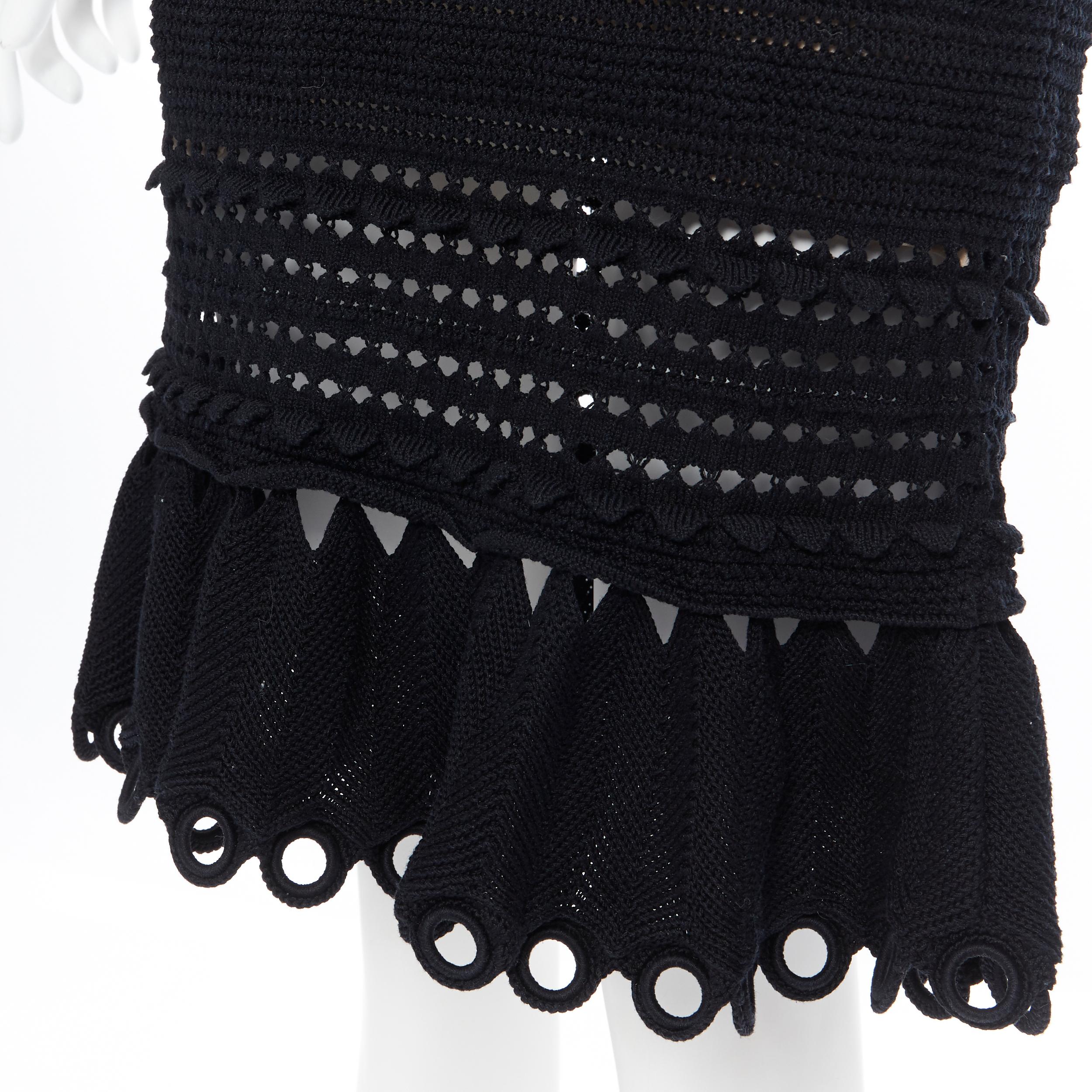 ALEXANDER MCQUEEN vestido midi de cóctel de punto de ganchillo negro con ojal y dobladillo acampanado M
Marca: Alexander McQueen
Nombre del modelo / Estilo: Vestido de punto
Material: Mezcla de algodón
Color: Negro
Patrón: Sólido
Detalle extra: