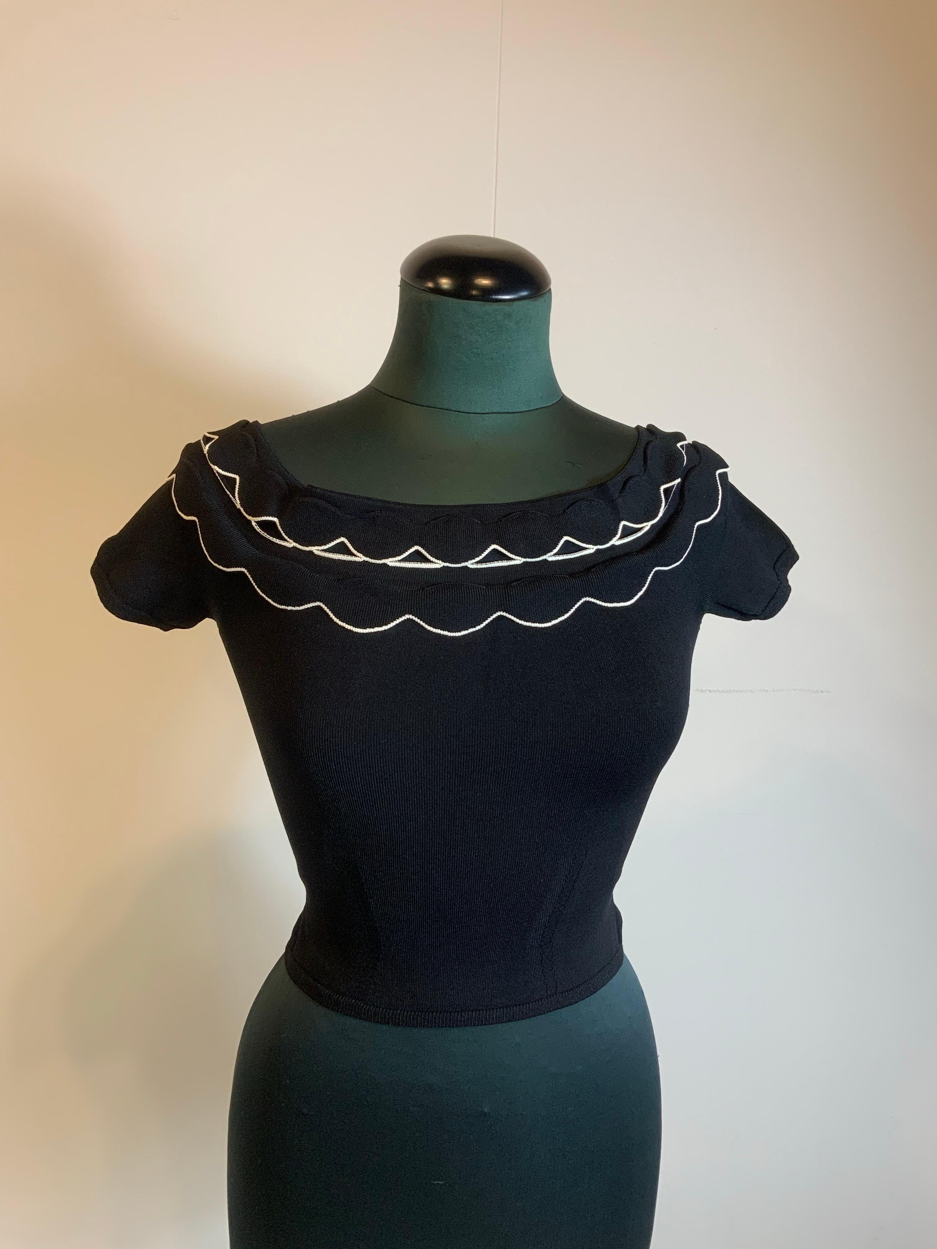 Top Alexander McQueen.
In viscose and polyester. Elastic material.
Size XXS.
Shoulders 40 cm
Bust 33 cm
Length 35 cm
Excellent general condition, shows minimal signs of normal use.
