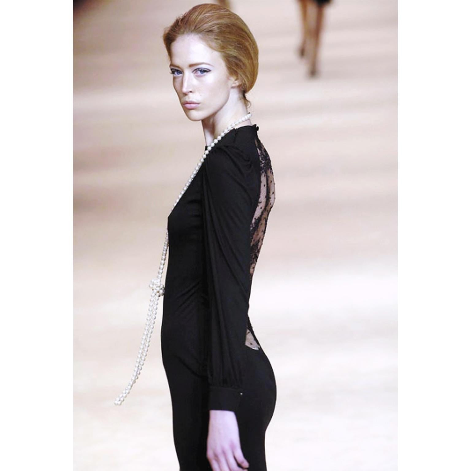 Alexander McQueen 2005 atemberaubendes schwarzes Abendkleid aus Stretch-Jersey mit Spitzenöffnung am Rücken. Dieses dokumentierte, wunderschöne, ikonische Kleid ist aus McQueens 