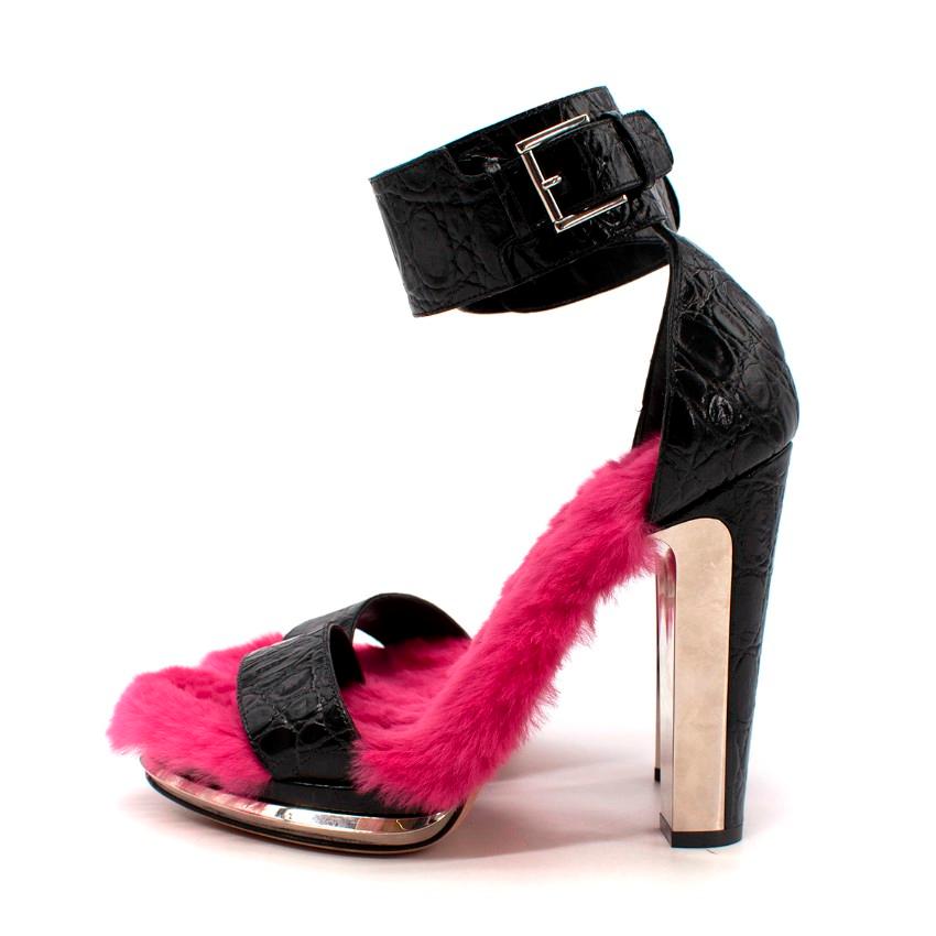 Alexander McQueen Rosa Pelz gefütterte Sandalen mit Absatz mit geprägtem Krokodilleder - US 6,5 im Zustand „Hervorragend“ in London, GB