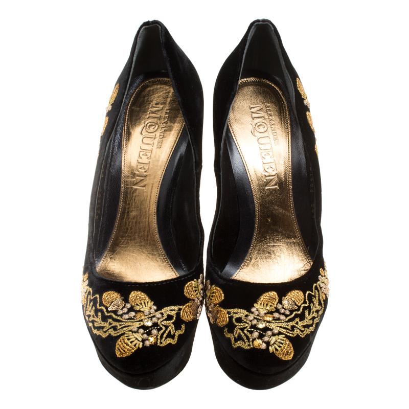These Hamlet pumps from Alexander McQueen are simply breathtaking! The black pumps are crafted from velvet and feature exquisite embroidery detailed on the vamps and the sides. They come equipped with comfortable leather lined insoles and solid