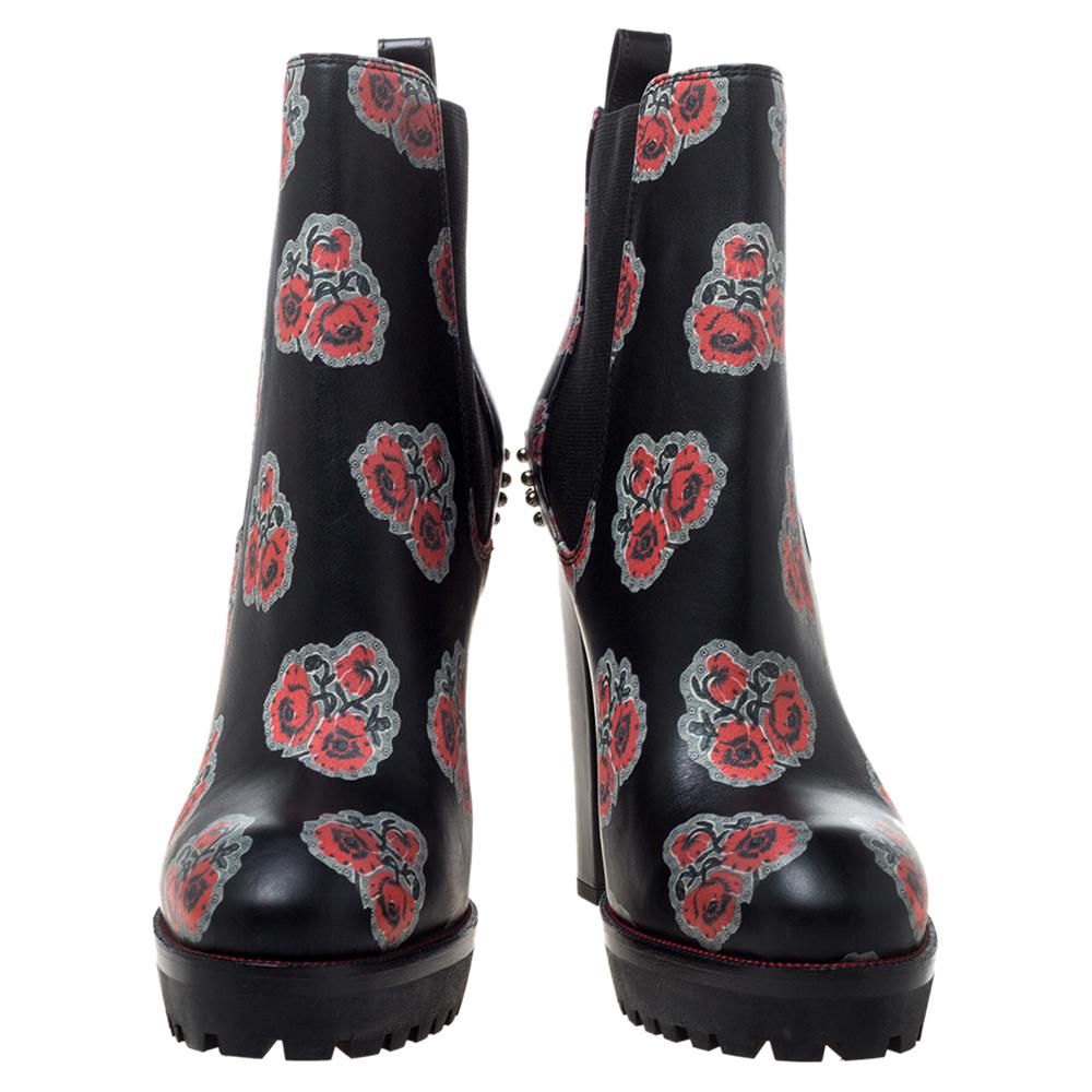 These Alexander McQueen boots are all about high-fashion! It has made from fine black leather and is enhanced by chunky sole and heels. The silver-tone metal detailing at the counters contrasts well with the floral printed body on the shoe. These