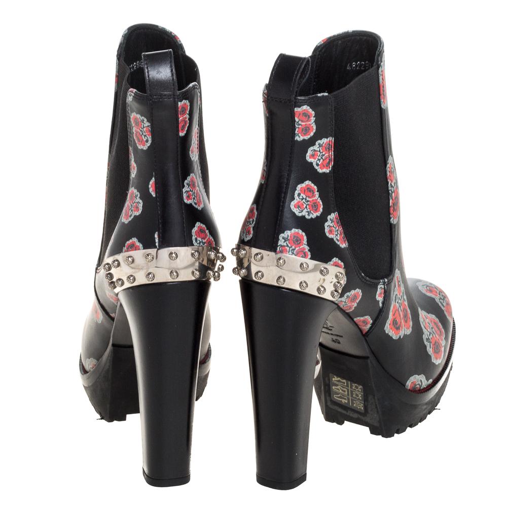 Alexander McQueen Black Floral Print Leather Chelsea Studded Heels Ankle Size 40 In New Condition In Dubai, Al Qouz 2
