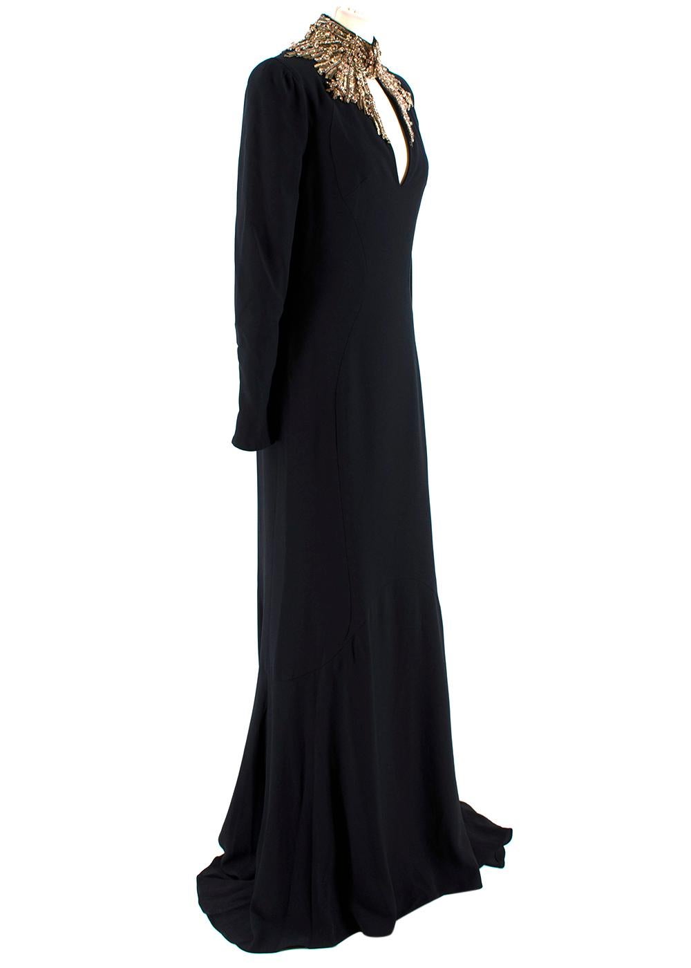 Alexander McQueen Schwarzes Kleid mit Goldverzierung

- Schwarzes:: bodenlanges Kleid aus Crêpe 
- Goldfarbene Perlen-:: Scheiben- und Kristallverzierungen an Hals und Schulter
- Gepolsterte Schultern
- Ausschnitt 
- Passgenaue Ärmel mit